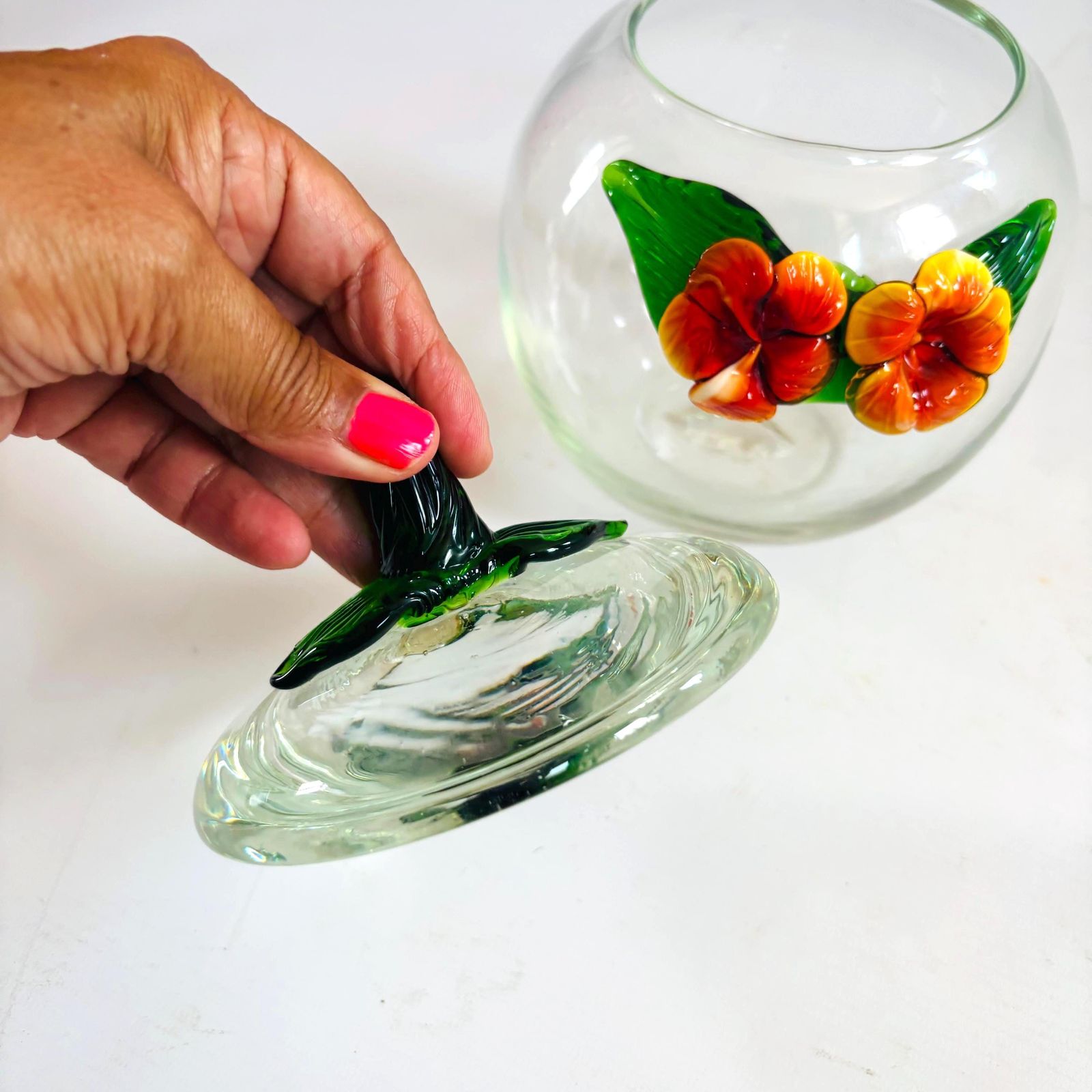65.0 Grote jaren 1970 handgeblazen Murano stijl kunstglas bonbonnière en voorraadpot met opgezette 3D bloemen (21 cm) photo