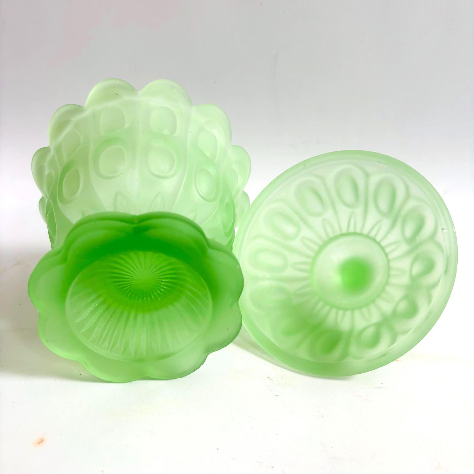 Vintage Green Satin Uranium Glass Candy Dish, Indiana Glass King's Crown Lidded Compote 20cm photo vinterior