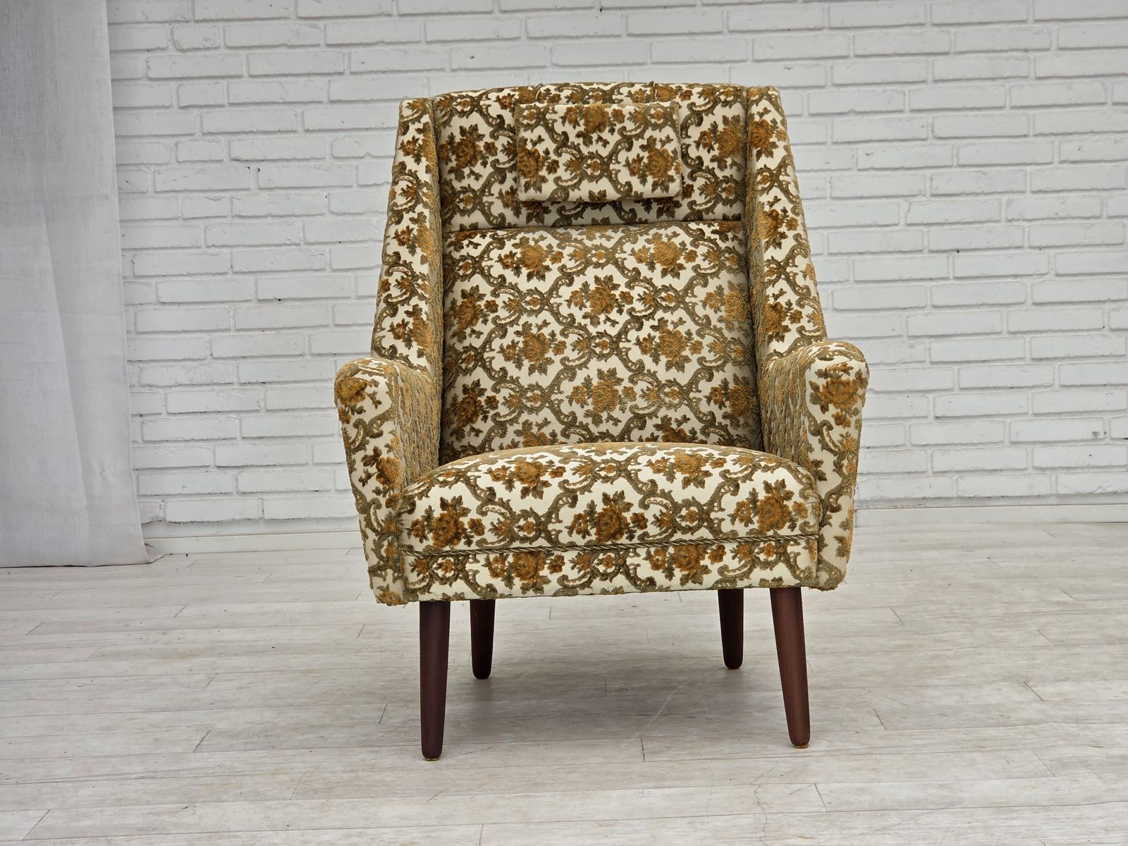 Jaren 1970, Deense fauteuil met hoge rug, bruin/beige meubelstof, teakhout. photo vinterior