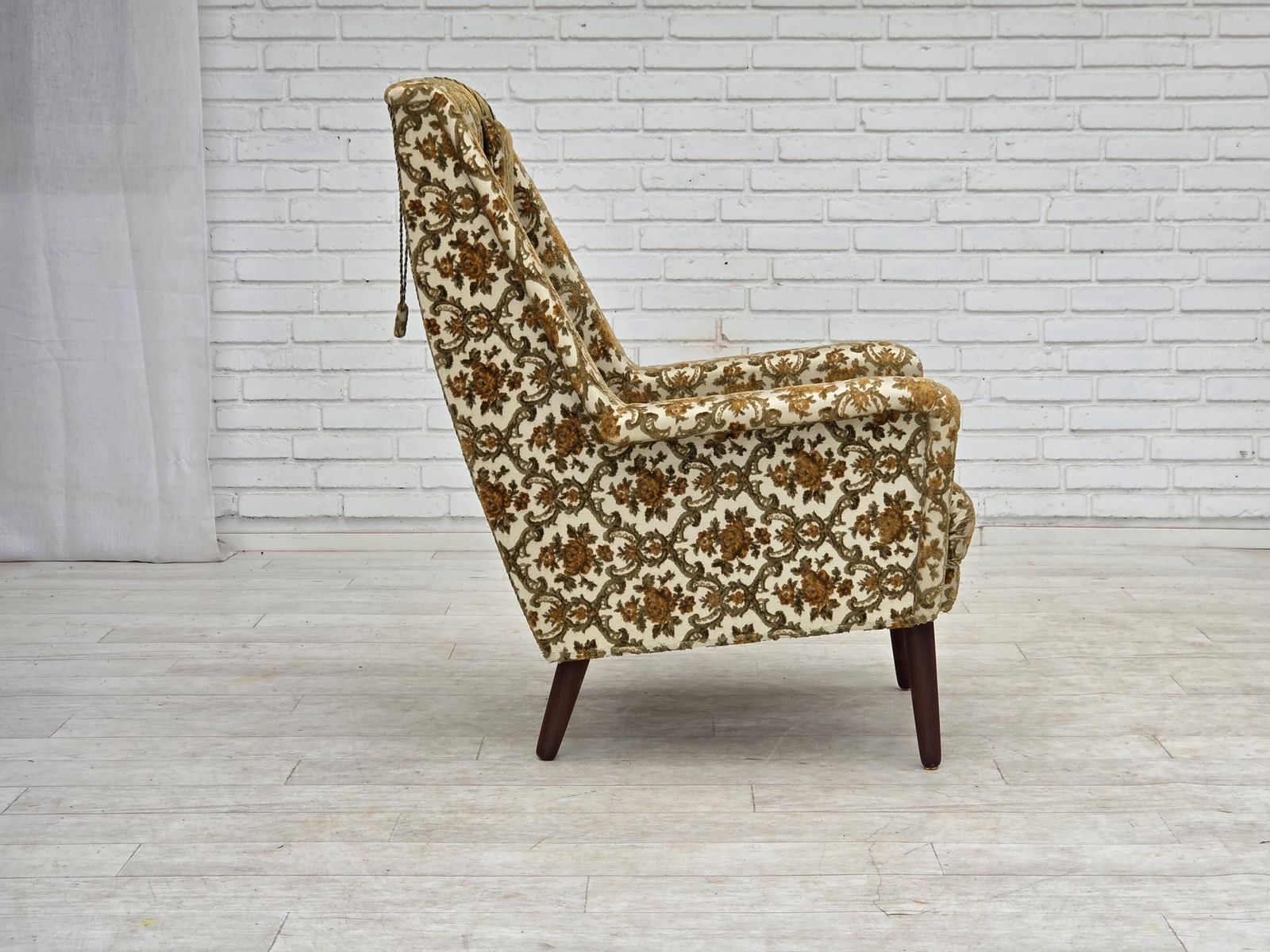 Jaren 1970, Deense fauteuil met hoge rug, bruin/beige meubelstof, teakhout. photo vintage