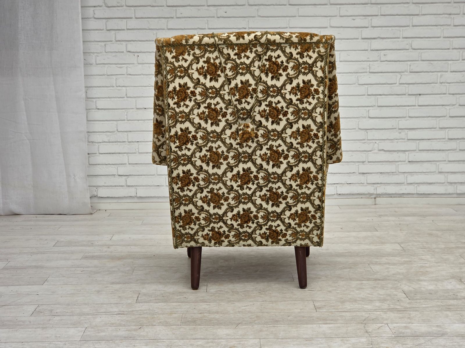Meubels Jaren 1970, Deense fauteuil met hoge rug, bruin/beige meubelstof, teakhout. photo