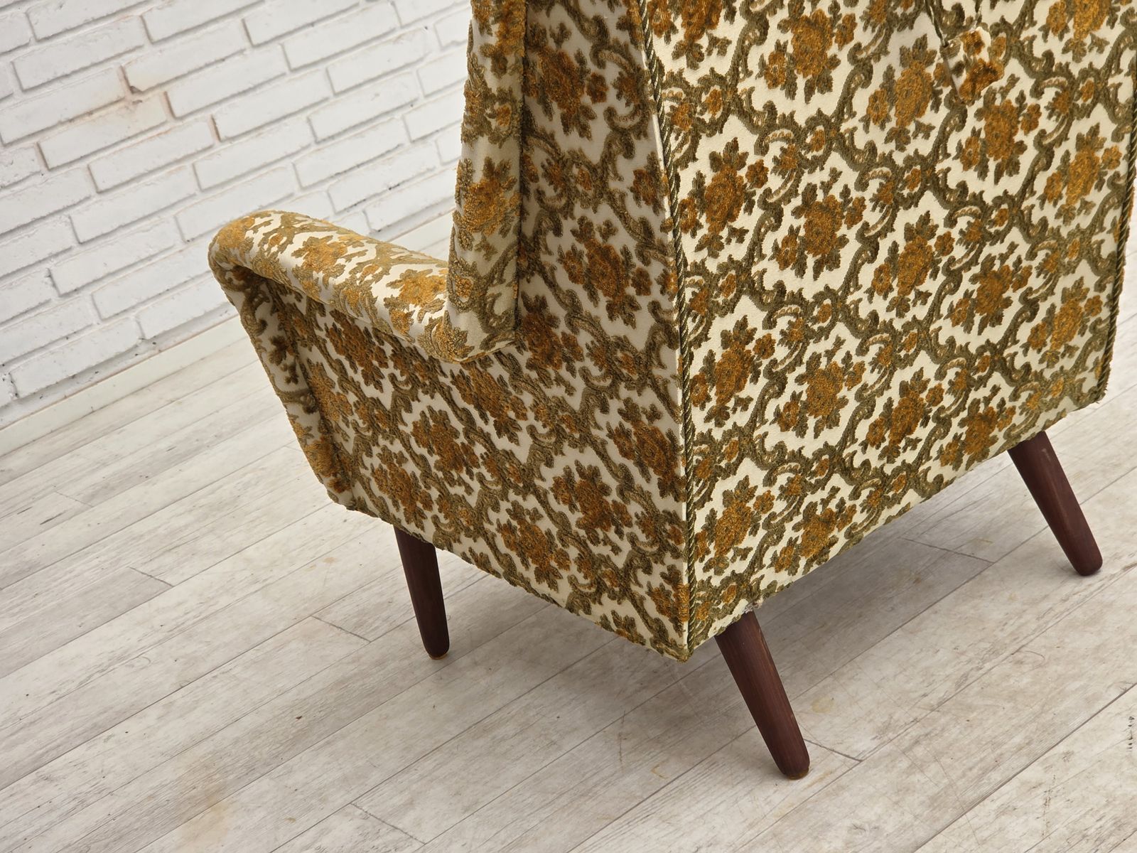 895.0 Jaren 1970, Deense fauteuil met hoge rug, bruin/beige meubelstof, teakhout. photo