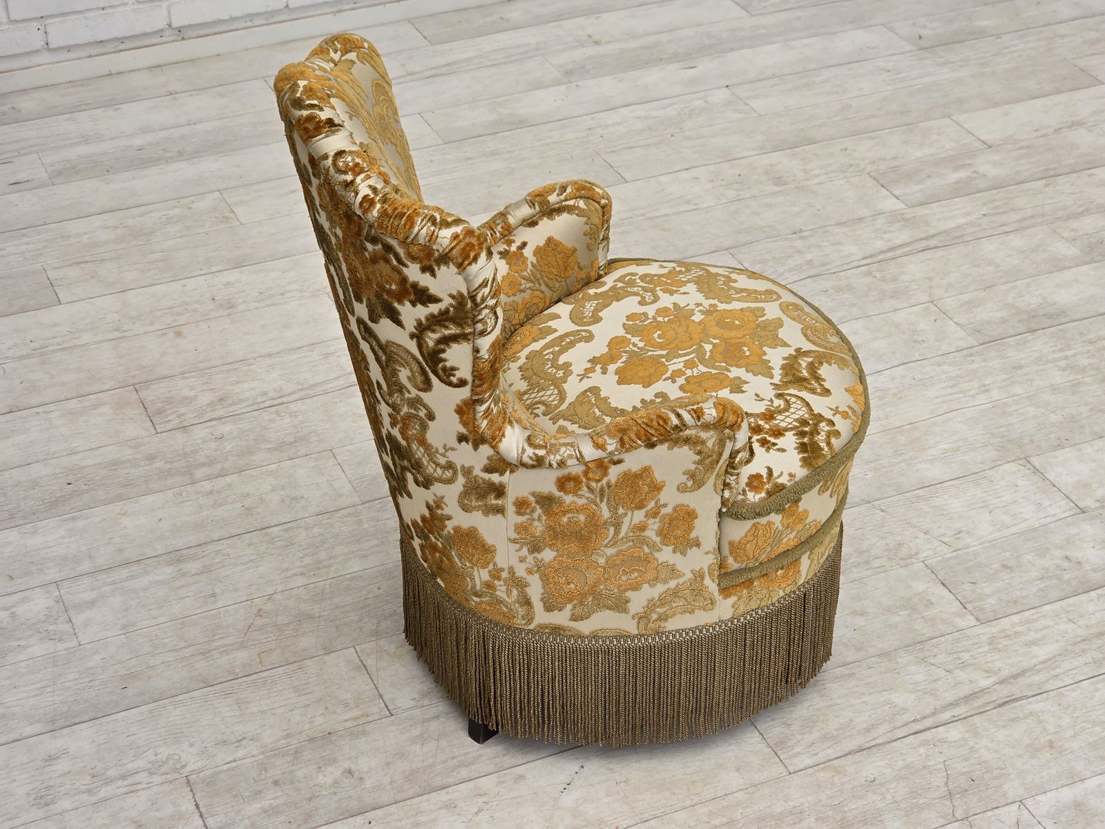 photo vinterior Ca. jaren 1970, set van 2 kleine Deense fauteuils, bruin/beige meubelstof.