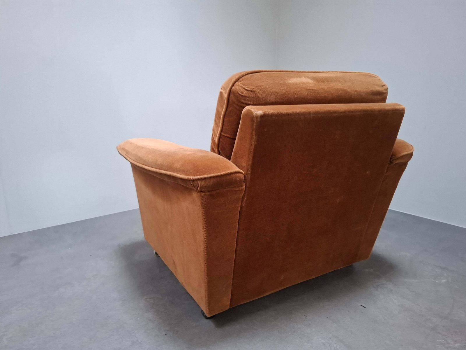 Paire de fauteuils de salon mid-century modern tchèques à roulettes photo for sale