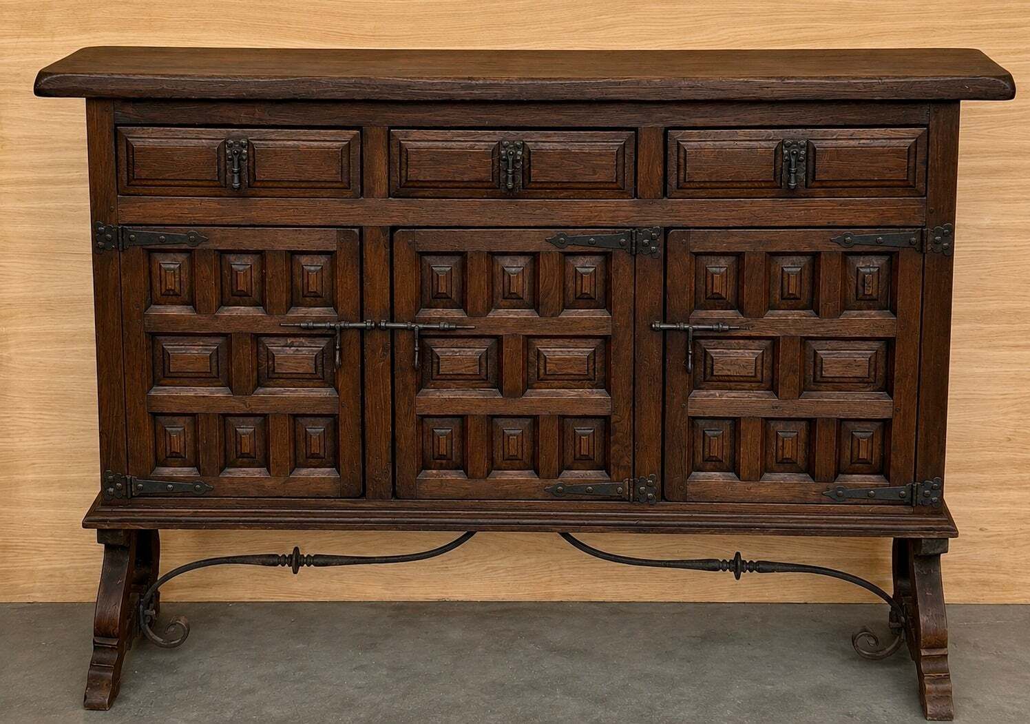 Buffet rustique espagnol d'époque en bois massif, ferrures forgées à la main photo for sale