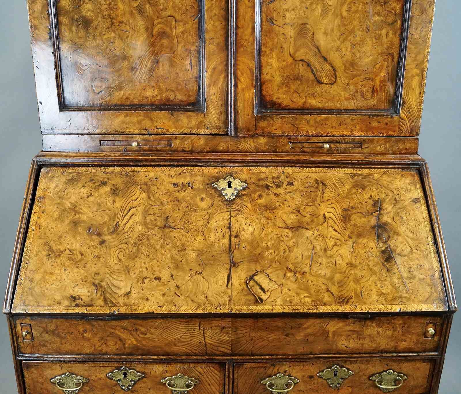Een zeldzame William & Mary bureauboekenkast in iepenwortelhout photo furniture