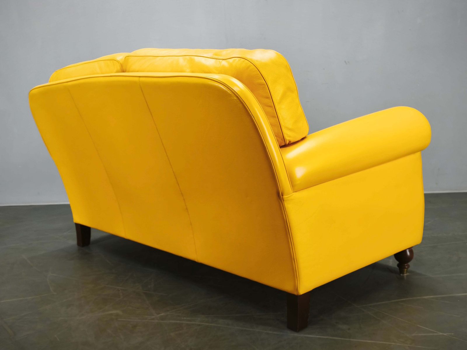 photo furniture Poltrona Frau George leren bank, Italië, 1992, met label