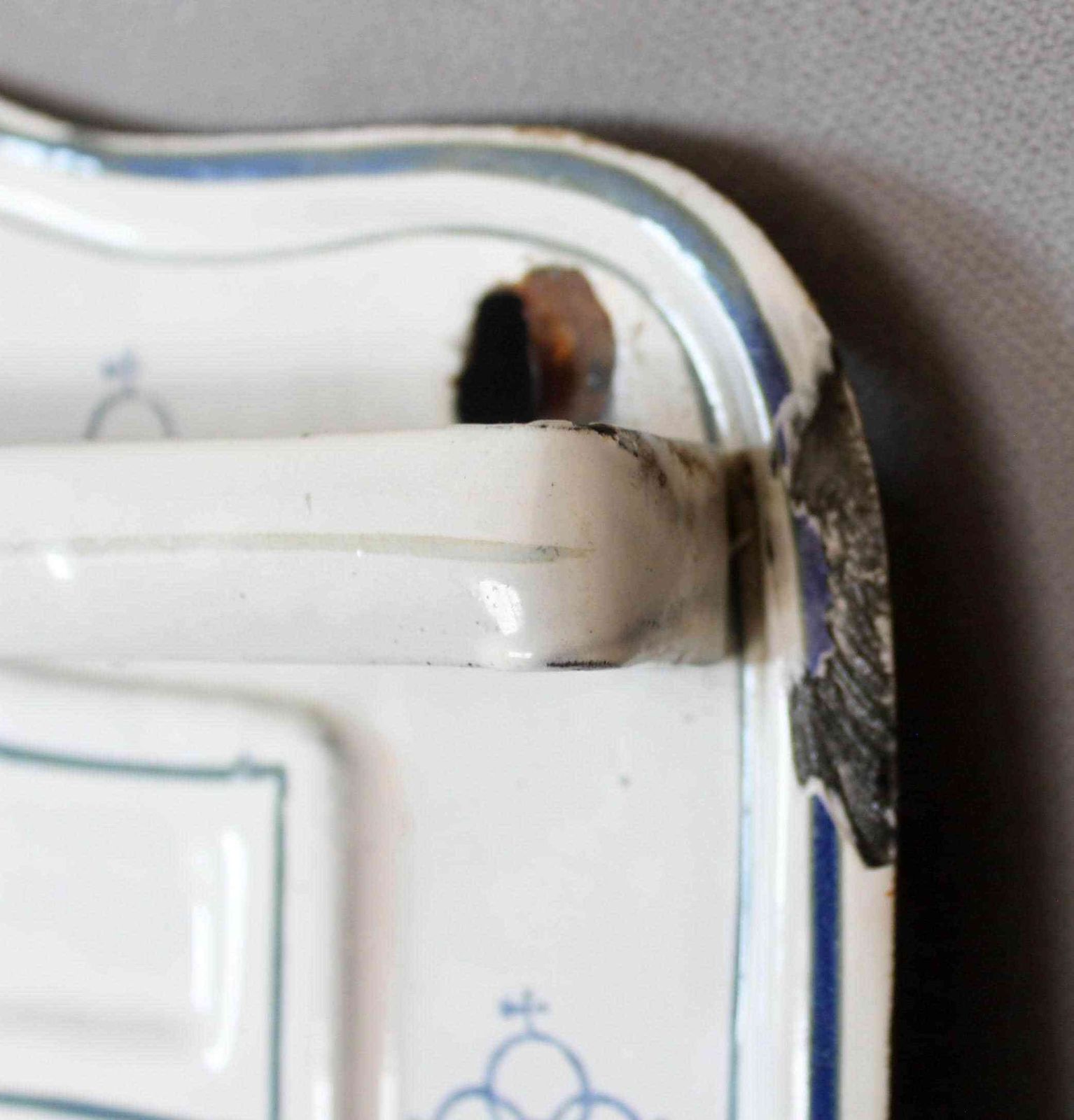 113.0 Range de cuisine vintage en émail bleu et blanc, motif Dresden Copenhagen, porte-ustensiles avec bac récupérateur, émail de cuisine française photo