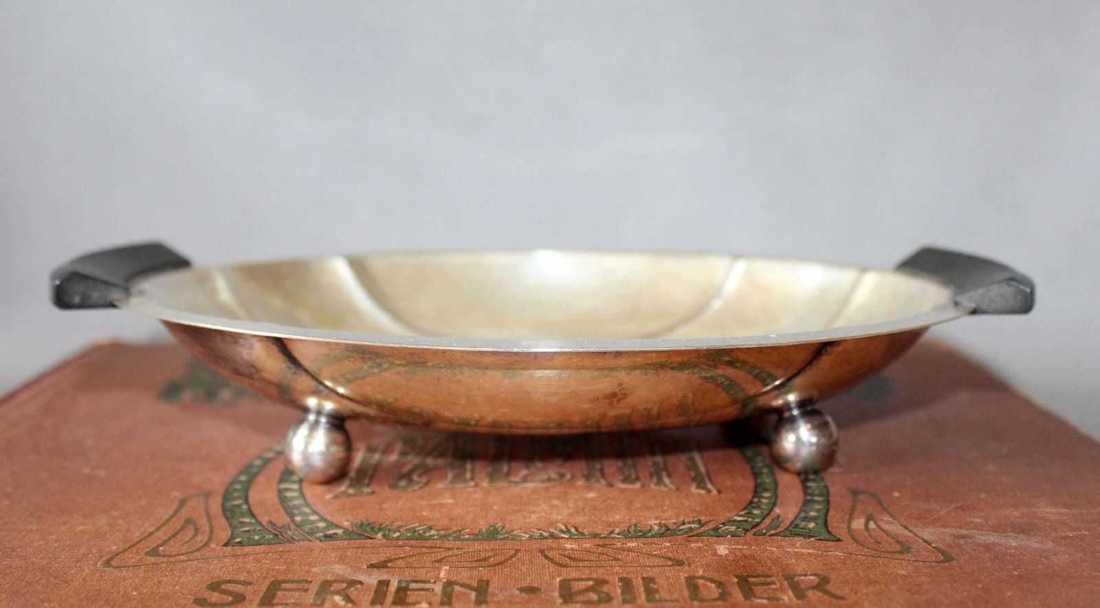 Art Deco Verzilverde Gehamerde Schaal, Duits Hoka Weissmetall Mit Feinsilberauflage, Duitsland, Bolpootjes, Centerpiece, Sieradenschaal photo furniture