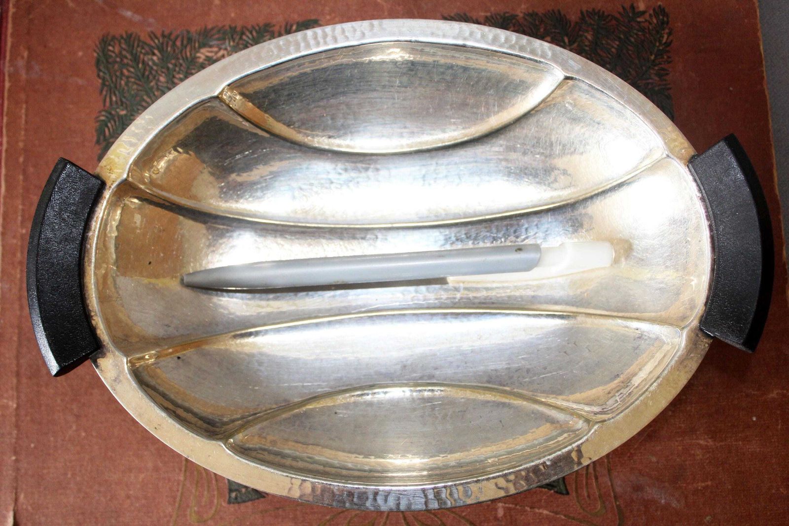 Art Deco Verzilverde Gehamerde Schaal, Duits Hoka Weissmetall Mit Feinsilberauflage, Duitsland, Bolpootjes, Centerpiece, Sieradenschaal photo for sale
