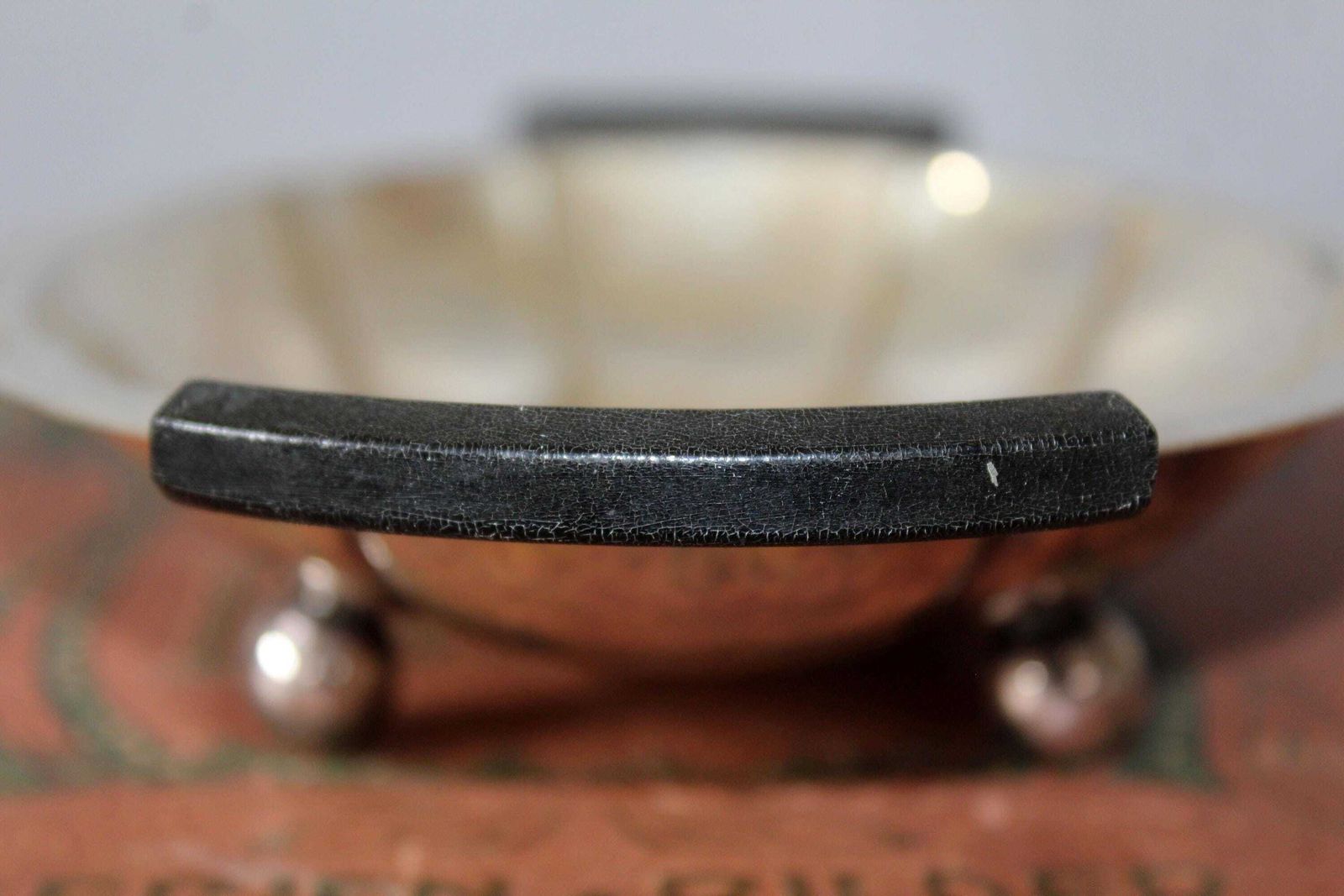 photo for sale Art Deco Verzilverde Gehamerde Schaal, Duits Hoka Weissmetall Mit Feinsilberauflage, Duitsland, Bolpootjes, Centerpiece, Sieradenschaal