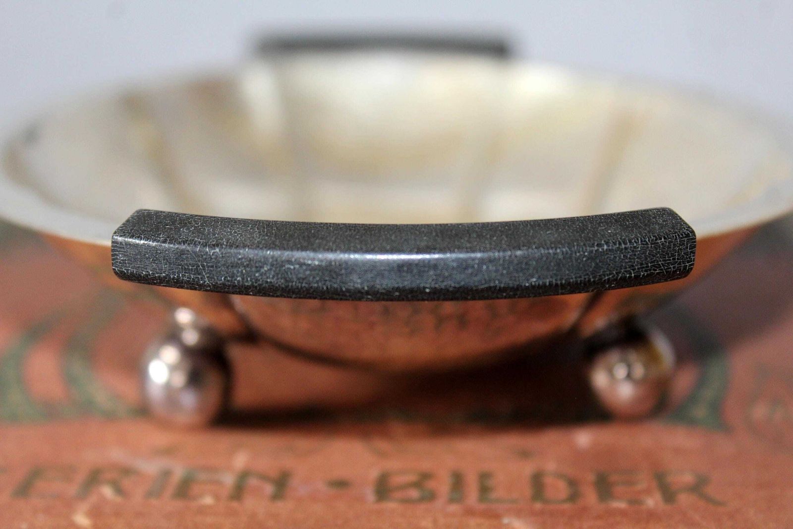 Woonaccessoires Art Deco Verzilverde Gehamerde Schaal, Duits Hoka Weissmetall Mit Feinsilberauflage, Duitsland, Bolpootjes, Centerpiece, Sieradenschaal photo