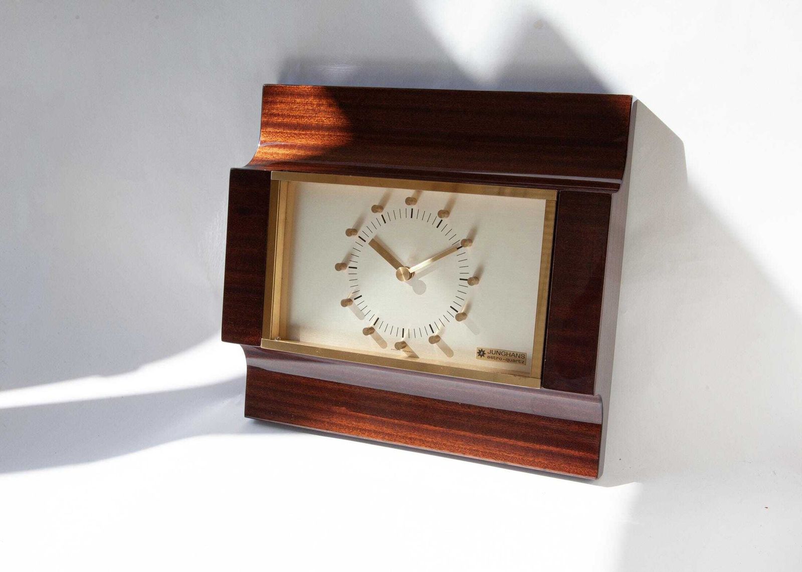 photo vinterior Junghans wandklok, Mid-Century Modern, Space Age, Duitsland, atomair goud
