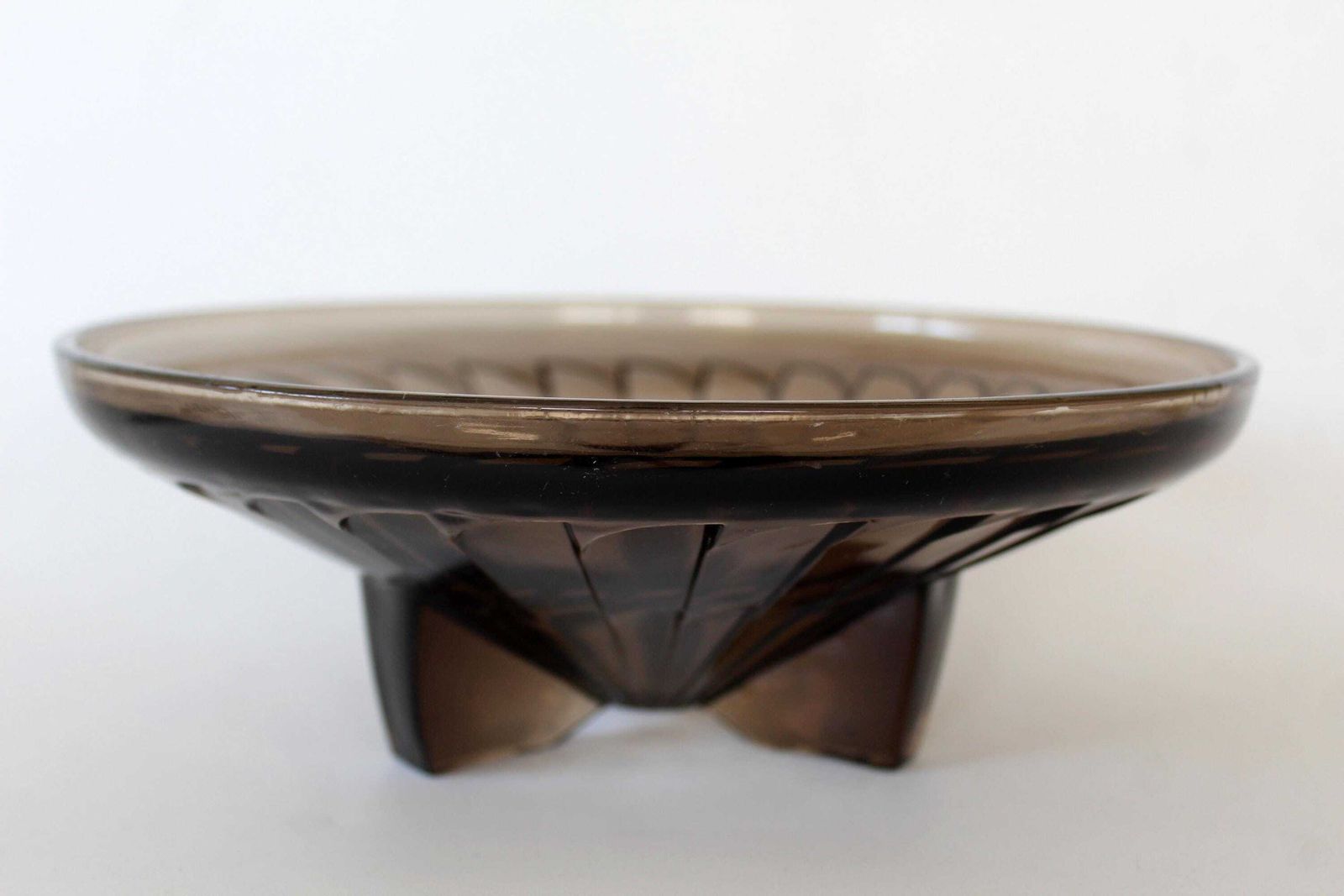 photo buy Grand bol en verre fumé brun Art déco français, vers les années 1930, verre pressé, coupe à fruits, pièce centrale, motif géométrique, motif de plumes
