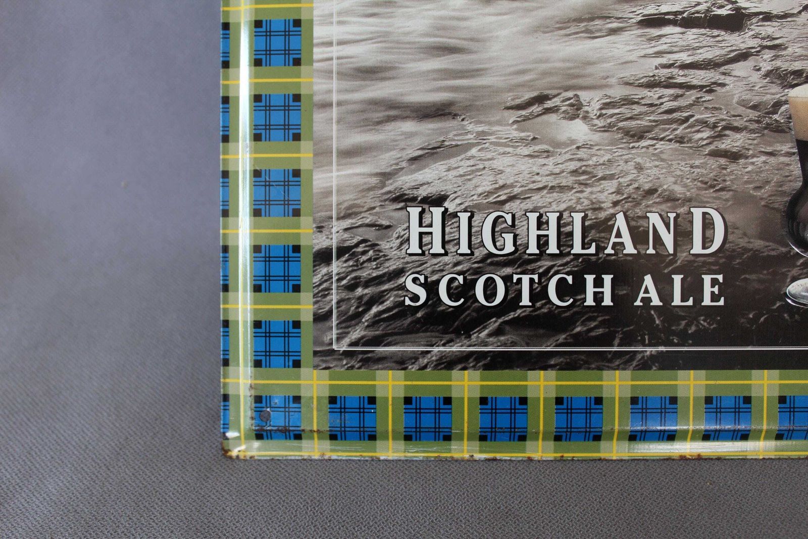 Groot vintage reclamebord van geperst metaal, Gordon Highland Scotch Ale, 44 cm hoog, Bamburg Castle, Schotse tartan, pub tavern beer photo 81.0