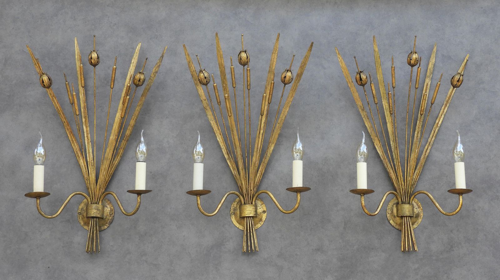 Appliques murales espagnoles en tôle dorée, motifs roseaux et épis, vers 1960, lot de 3 pièces photo Luminaires
