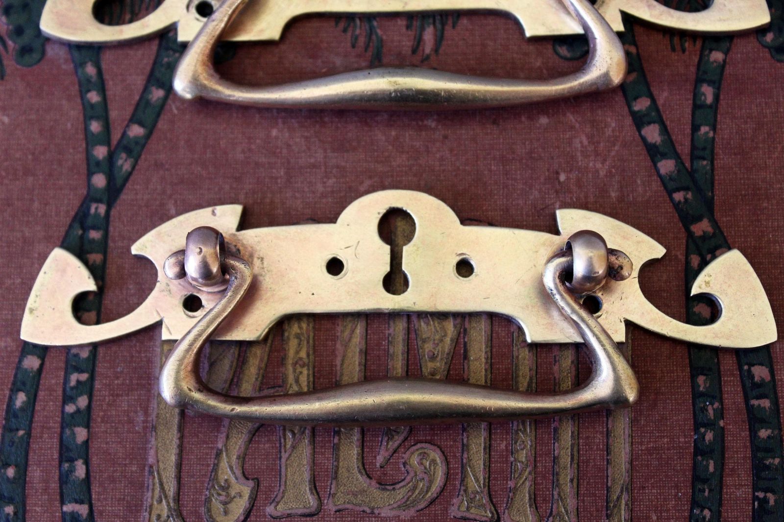 Set van 2 Art Nouveau, Bauhaus, Jugendstil zwaar bronzen ladegreep en sleutelplaatje, beweegbare greep, meubelbeslag photo Woonaccessoires