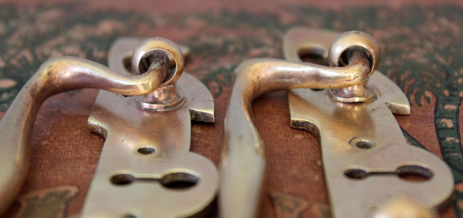 Woonaccessoires Set van 2 Art Nouveau, Bauhaus, Jugendstil zwaar bronzen ladegreep en sleutelplaatje, beweegbare greep, meubelbeslag photo