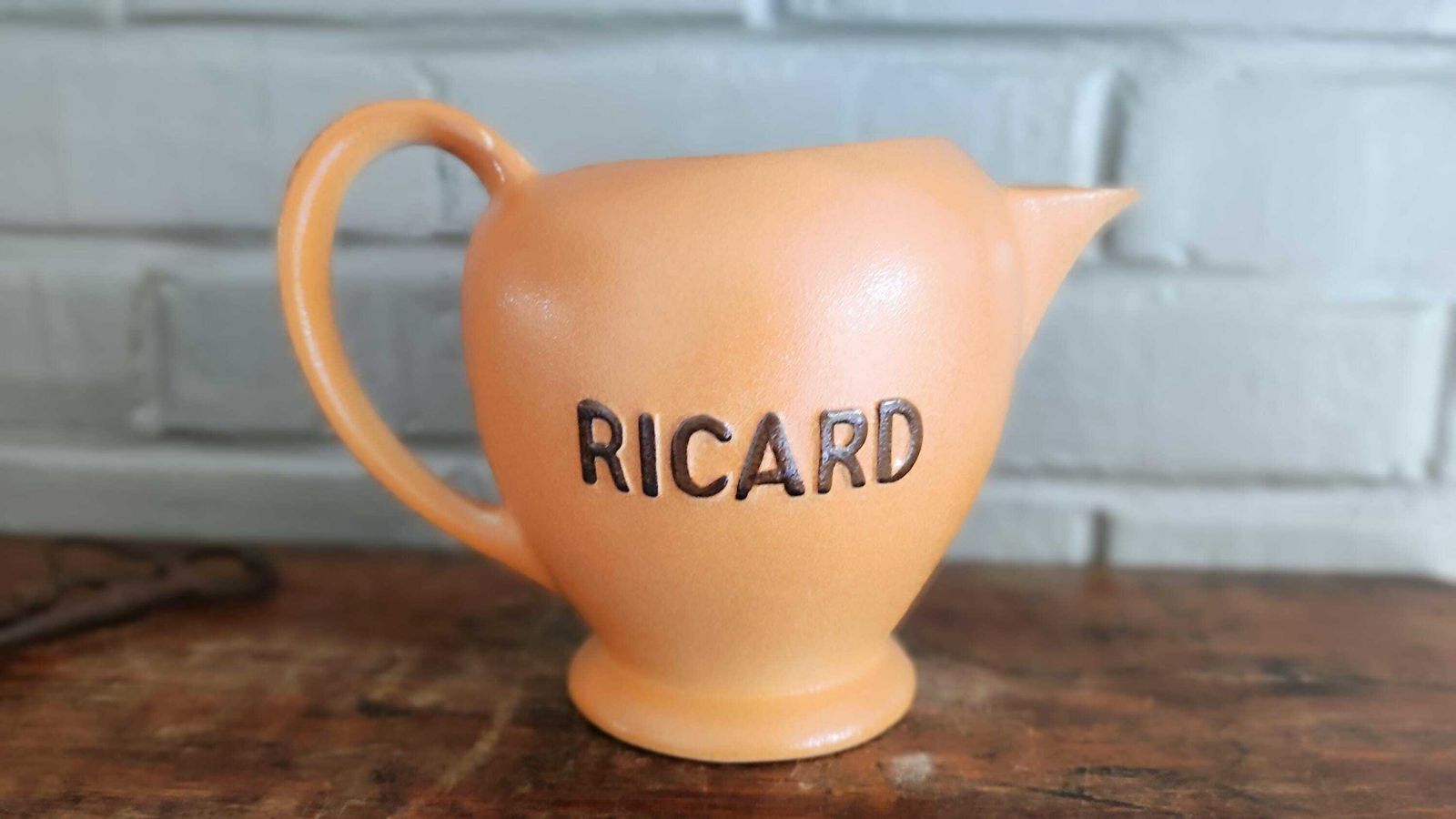 photo furniture Franse Ricard Pastis Stoneware Waterkan