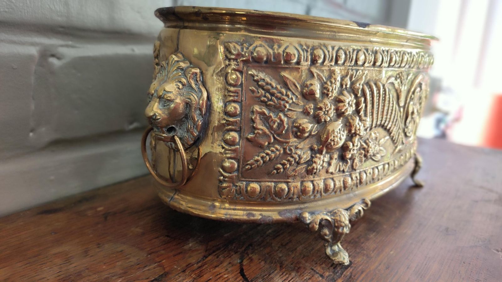 Jardinière d'époque française en laiton repoussé à masques de lions, style Napoléon III, XIXe siècle photo buy