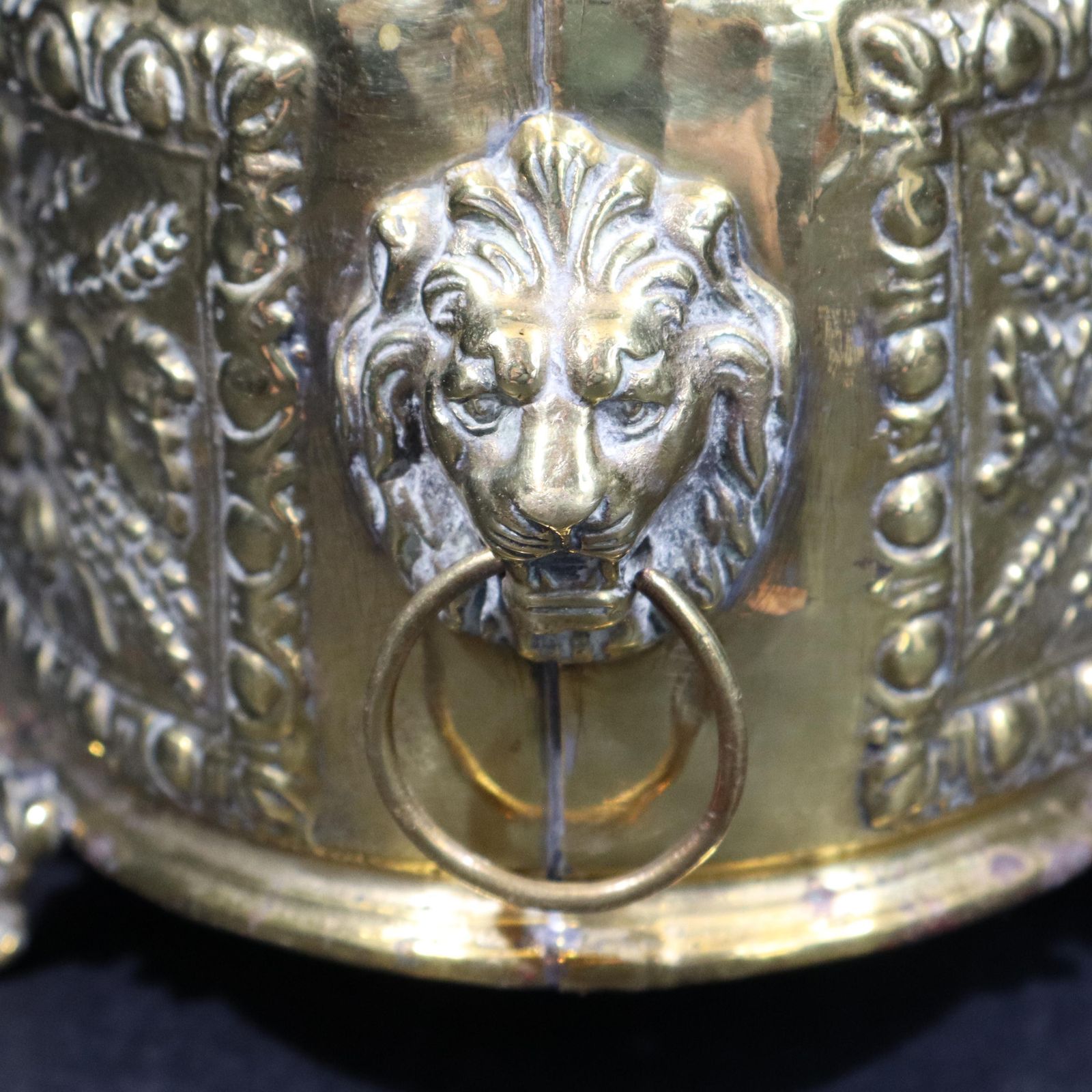 photo for sale Jardinière d'époque française en laiton repoussé à masques de lions, style Napoléon III, XIXe siècle
