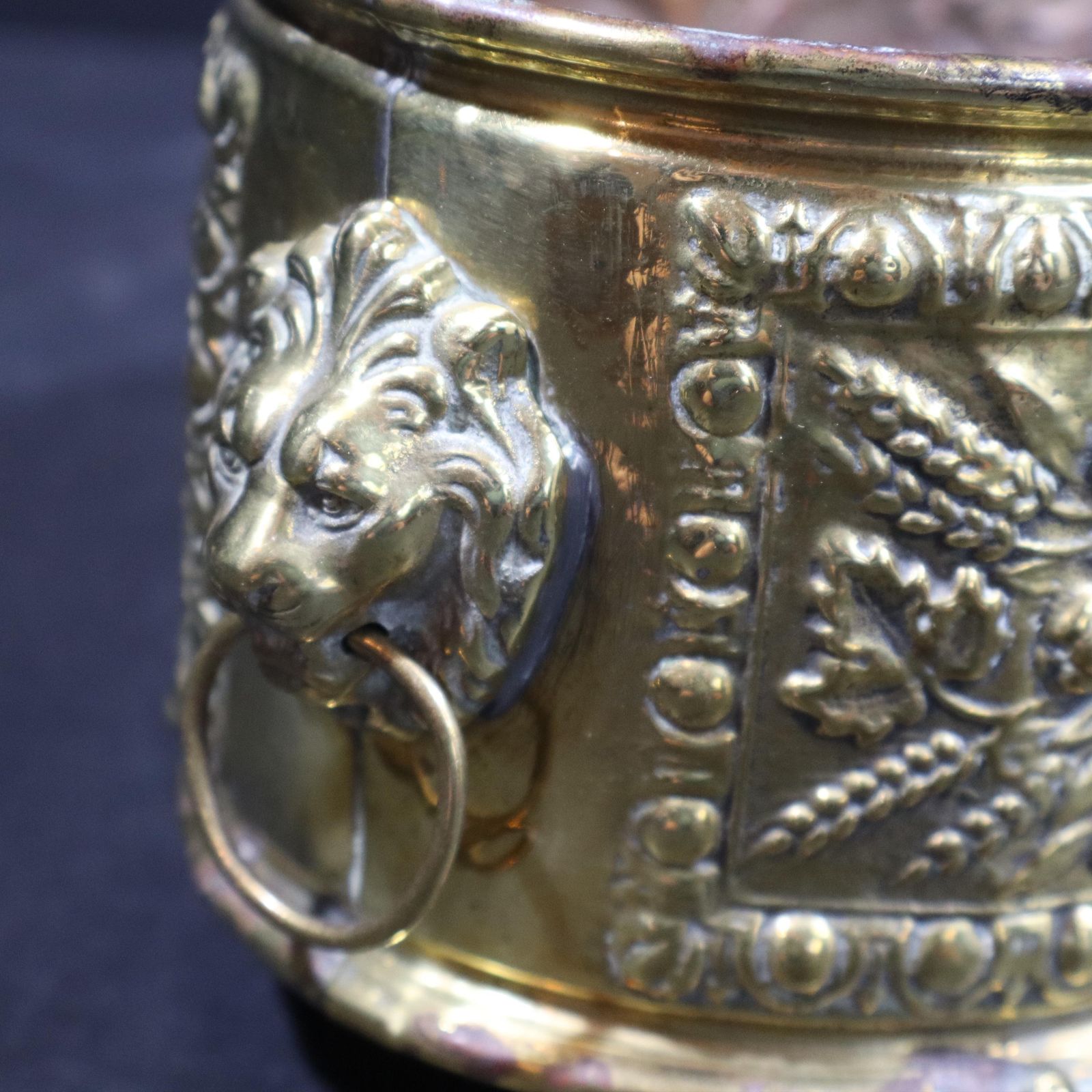 photo vinterior Jardinière d'époque française en laiton repoussé à masques de lions, style Napoléon III, XIXe siècle