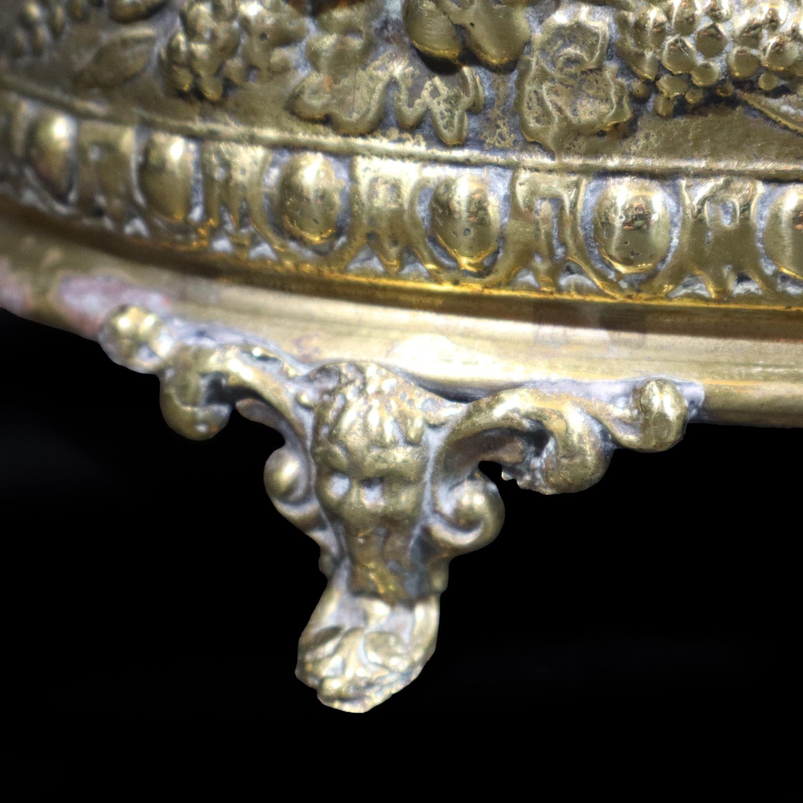 photo vintage Jardinière d'époque française en laiton repoussé à masques de lions, style Napoléon III, XIXe siècle
