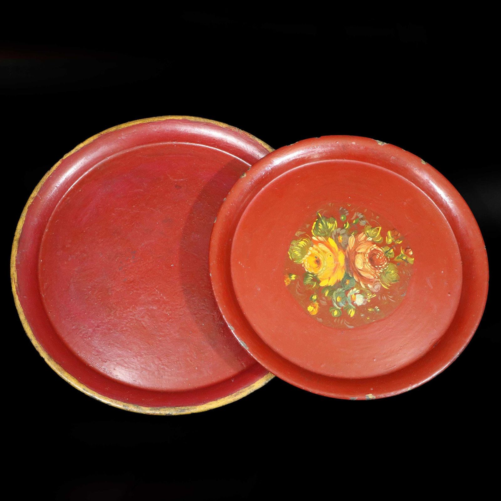 Plateaux ronds en tôle Napoleon III, lot de 2, rouge et or, motifs floraux, d'époque photo vinterior