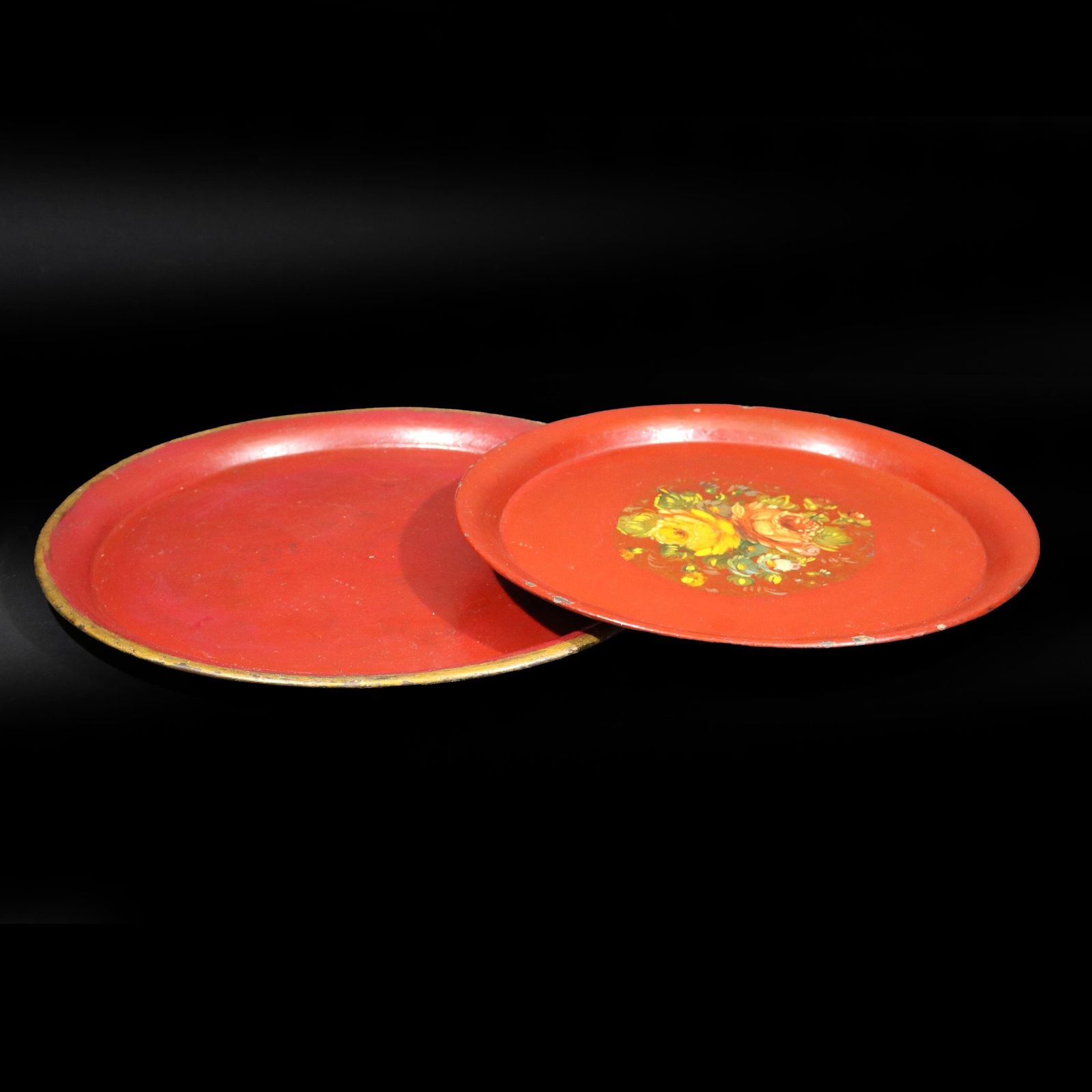 349.0 Plateaux ronds en tôle Napoleon III, lot de 2, rouge et or, motifs floraux, d'époque photo