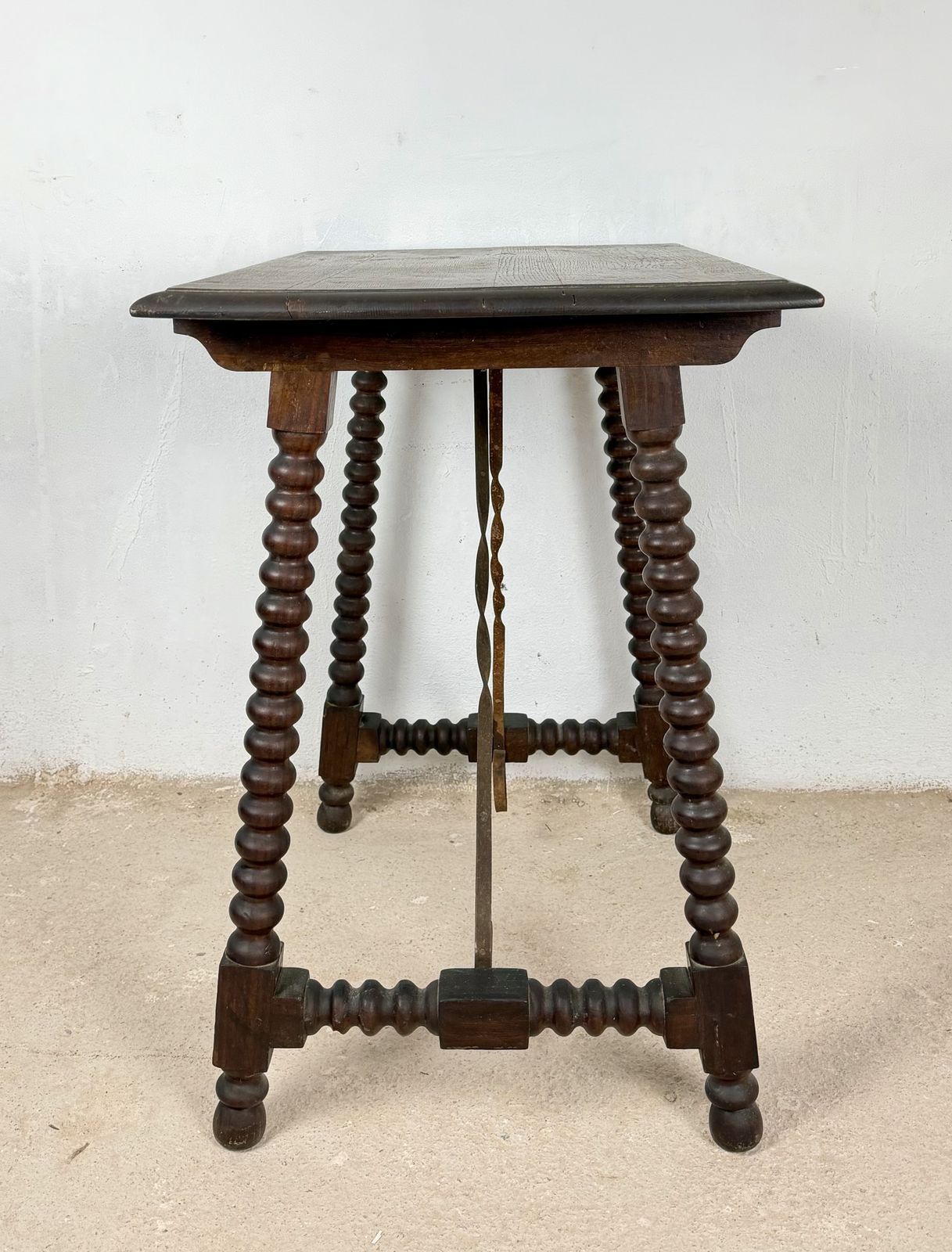 photo furniture Spaanse bijzettafel met gedraaide poten en smeedijzeren verbindingsstangen, jaren 1930