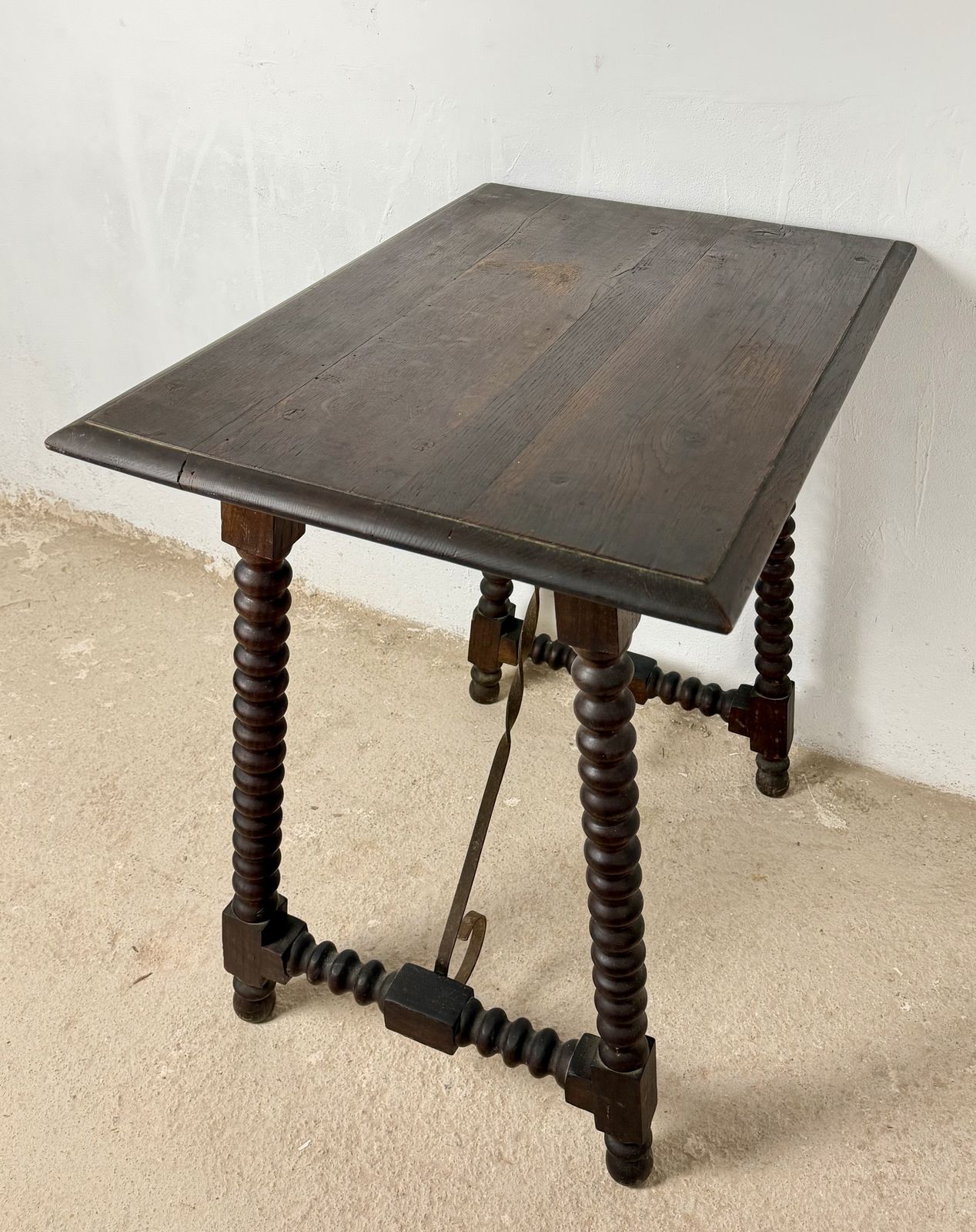 photo for sale Spaanse bijzettafel met gedraaide poten en smeedijzeren verbindingsstangen, jaren 1930