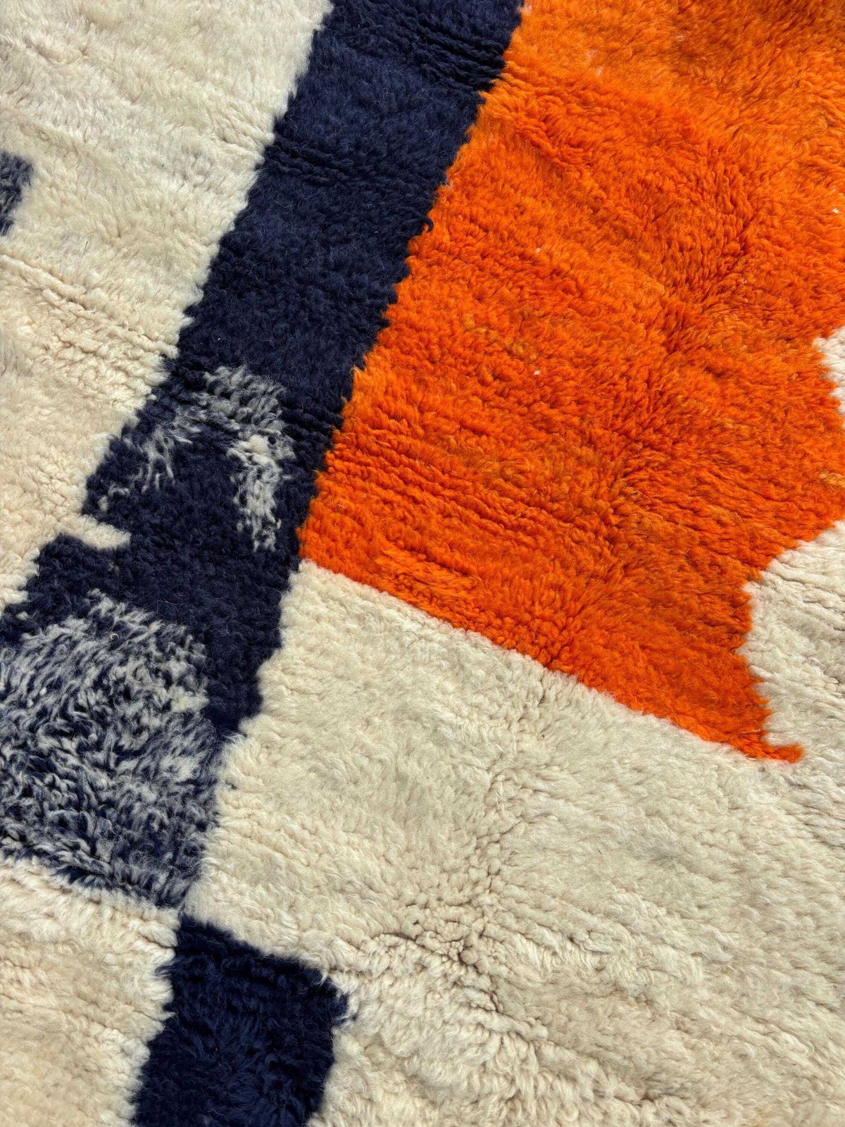 photo for sale Wit en oranje Marokkaans vloerkleed 250x250 cm, authentiek Marokkaans vloerkleed, Berber tapijt, wollen vloerkleed, handgemaakt vloerkleed, Beni Ourain stijl,