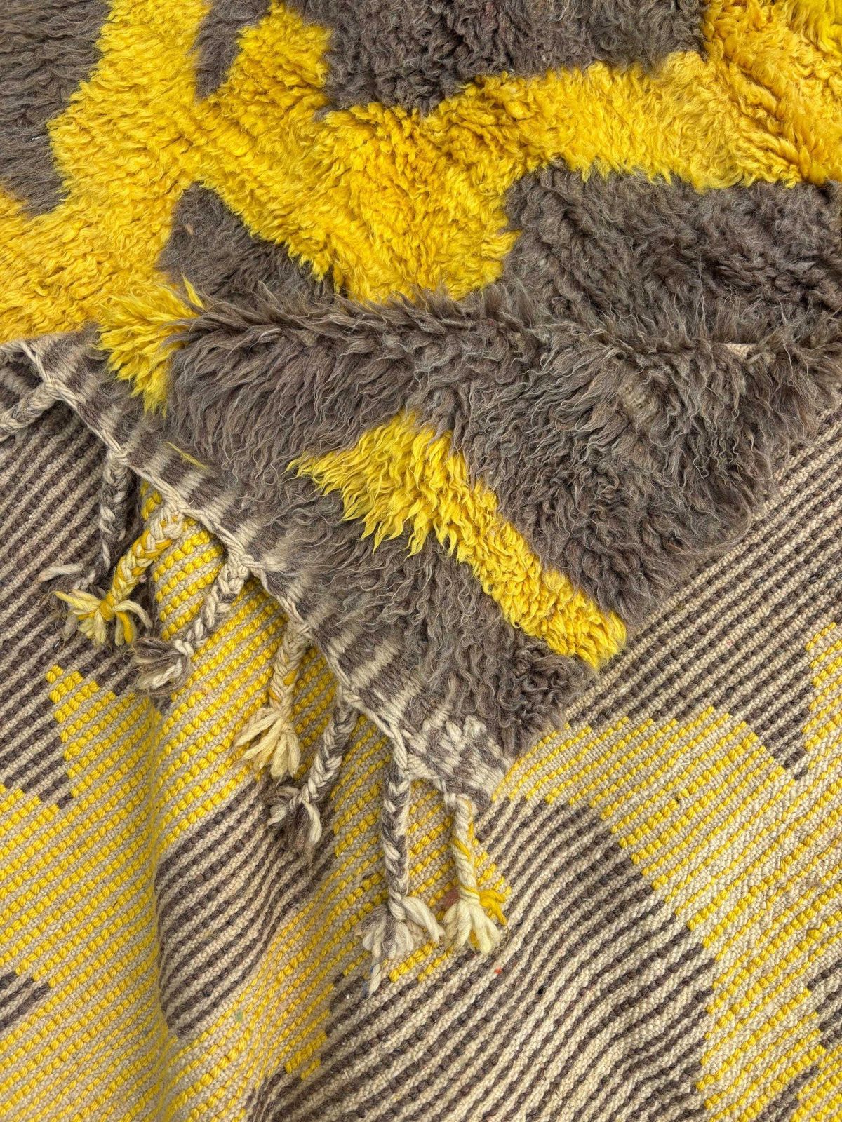 Tapis marocain Mrirt moderne 200x300 cm, tapis en laine géométrique jaune, tapis berbère fait main, tapis à poils longs de luxe, décor abstrait contemporain photo vinterior