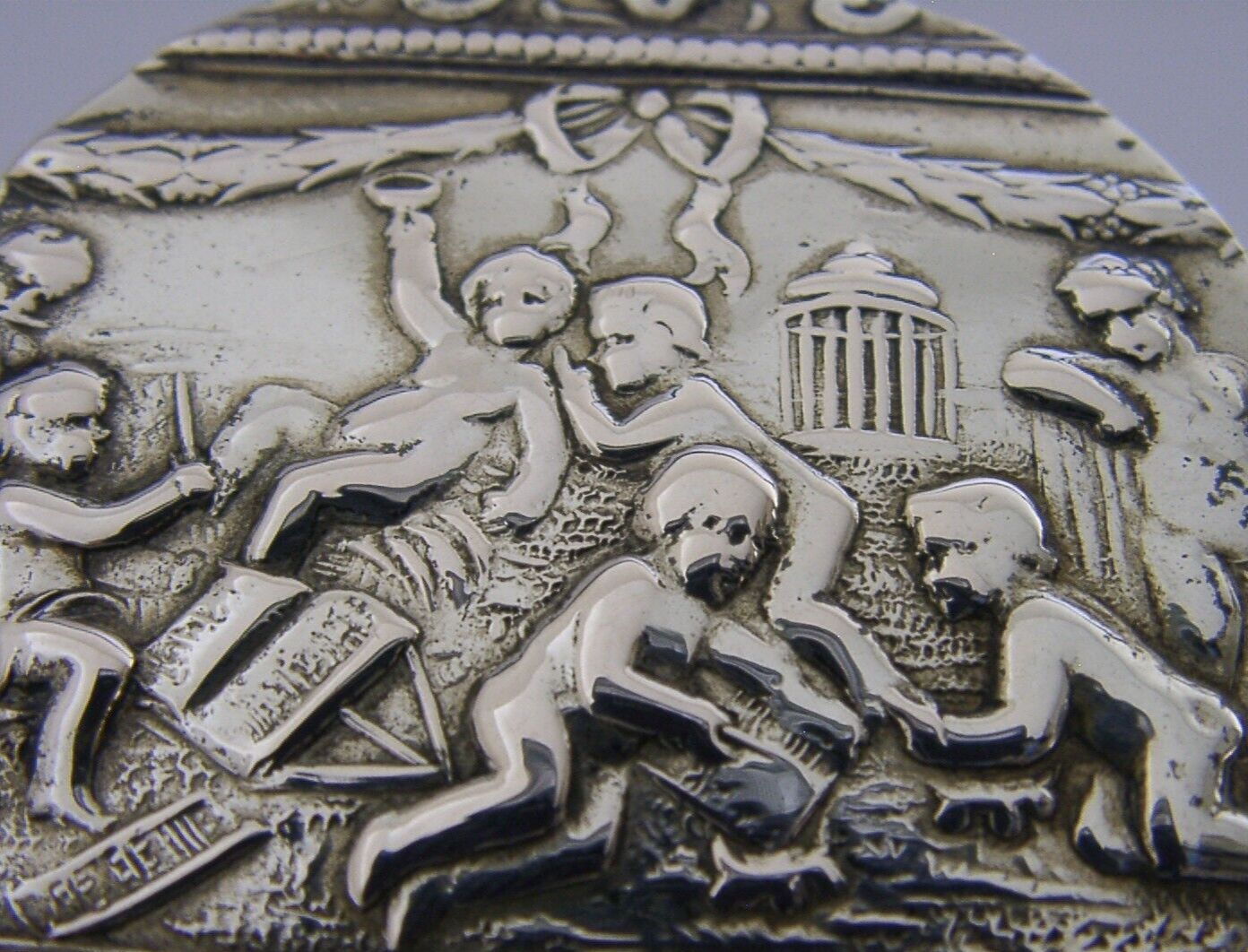Boîte figurative d'époque en argent massif allemand, scènes de chérubins, vers 1900 photo furniture