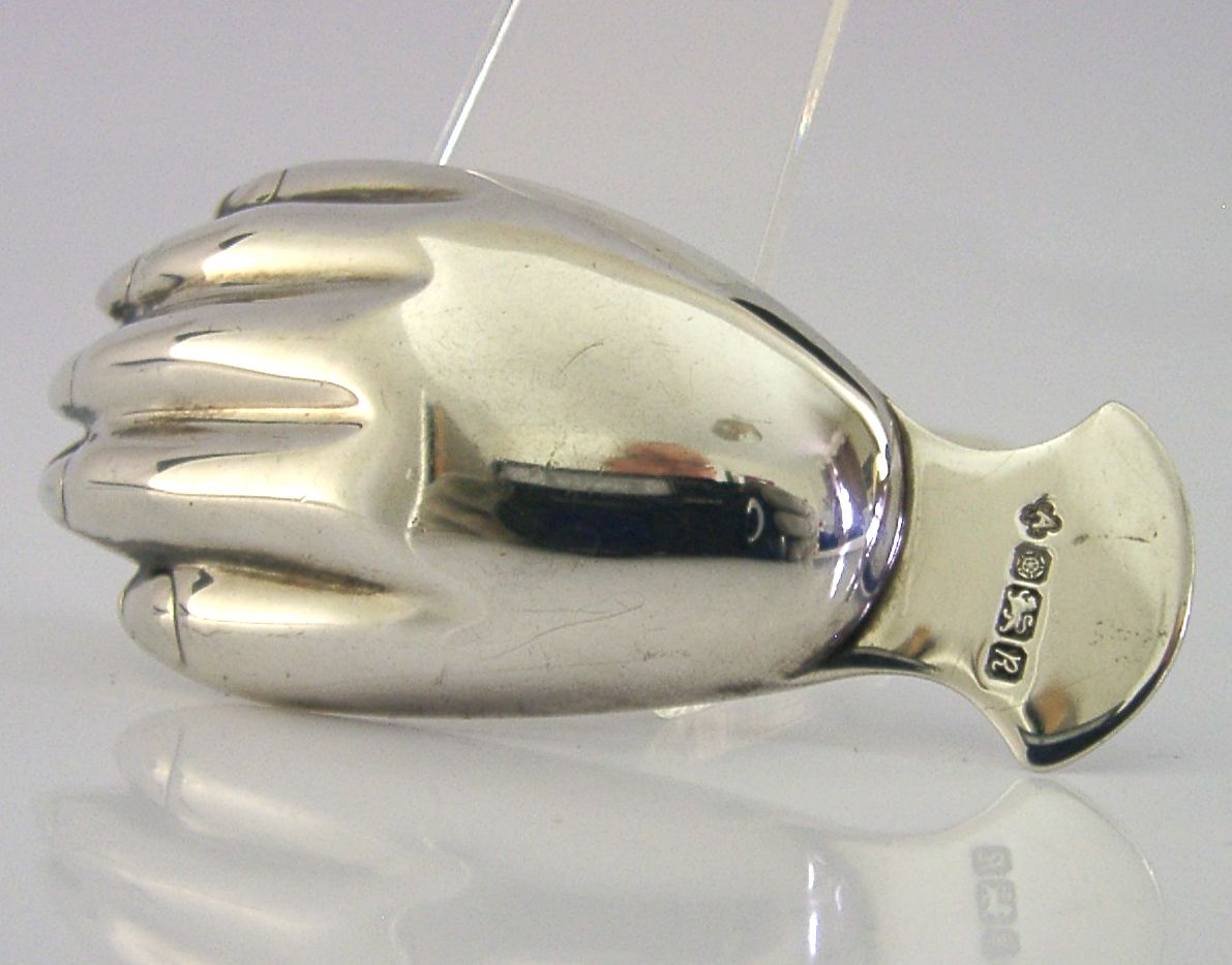 Bijzondere Asprey Engelse sterling zilveren theelepel in de vorm van een hand, 1991 photo furniture