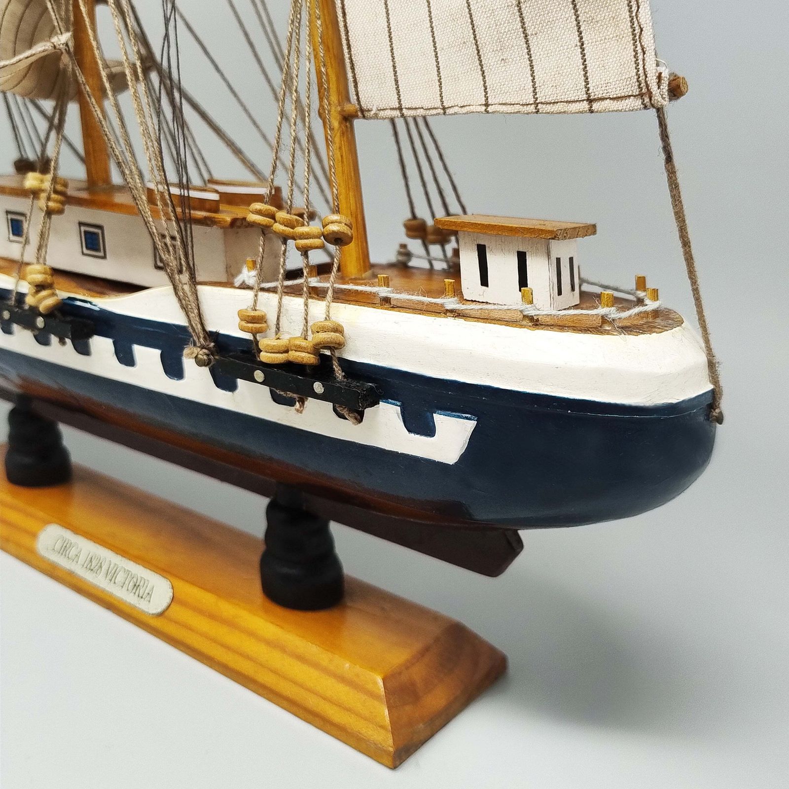 photo furniture Jaren 1970 "Circa Victoria 1828" scheepsmodel. Made In England