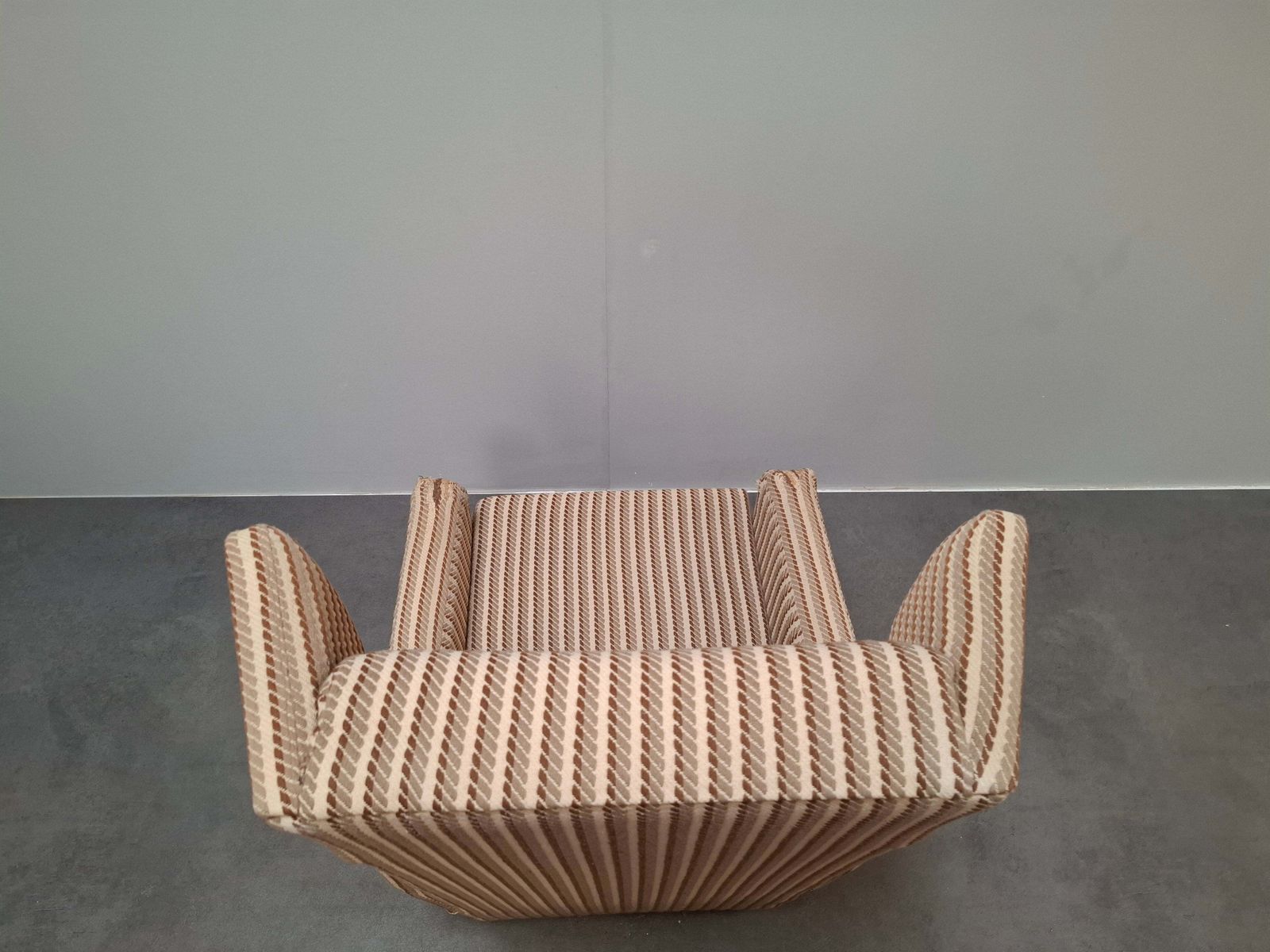 photo furniture Fauteuil lounge mid-century modern à oreilles sur roulettes, revêtement vintage