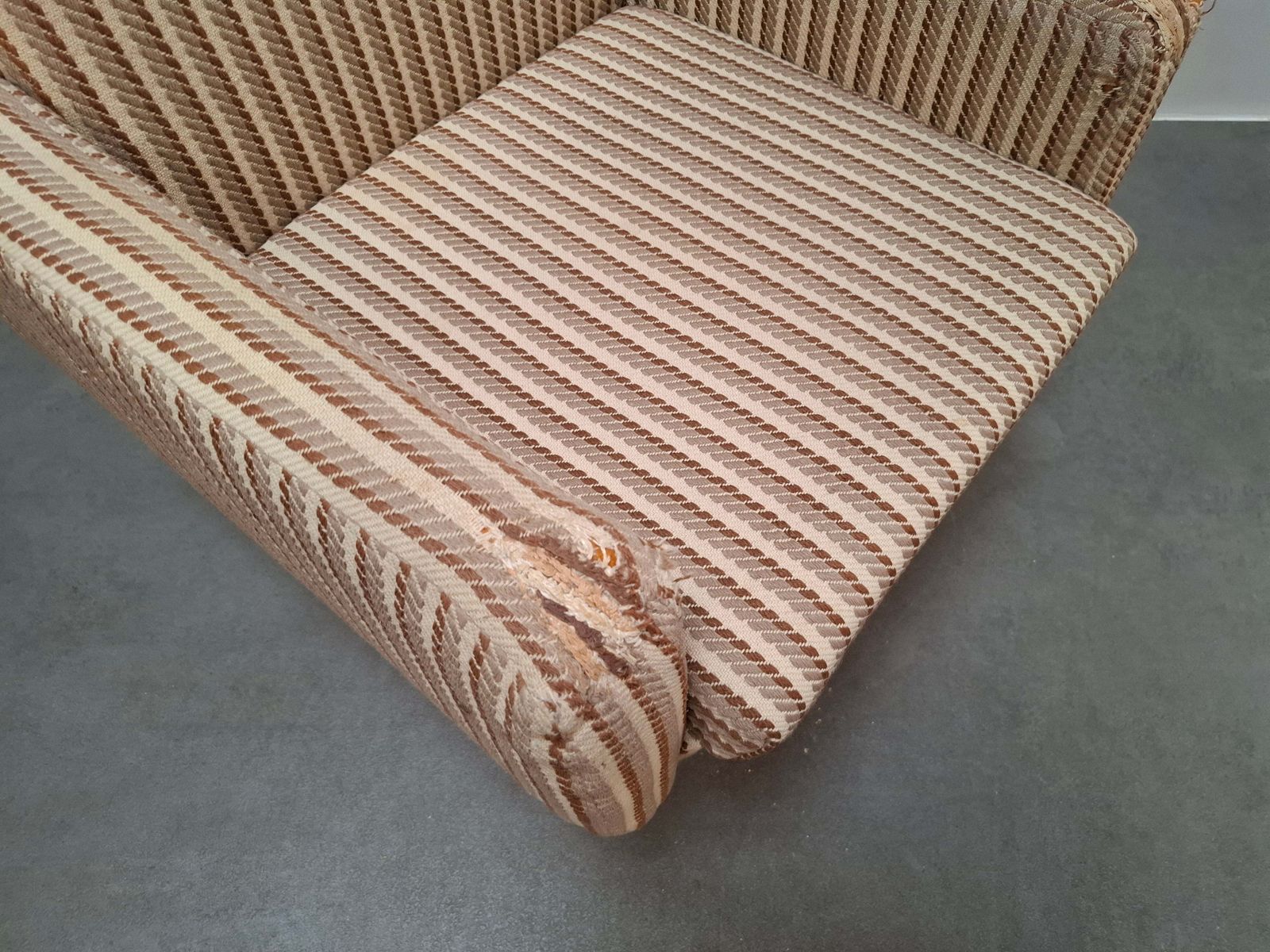 photo for sale Mid-Century Modern Wingback Lounge Fauteuil Op Wieltjes Met Originele Bekleding