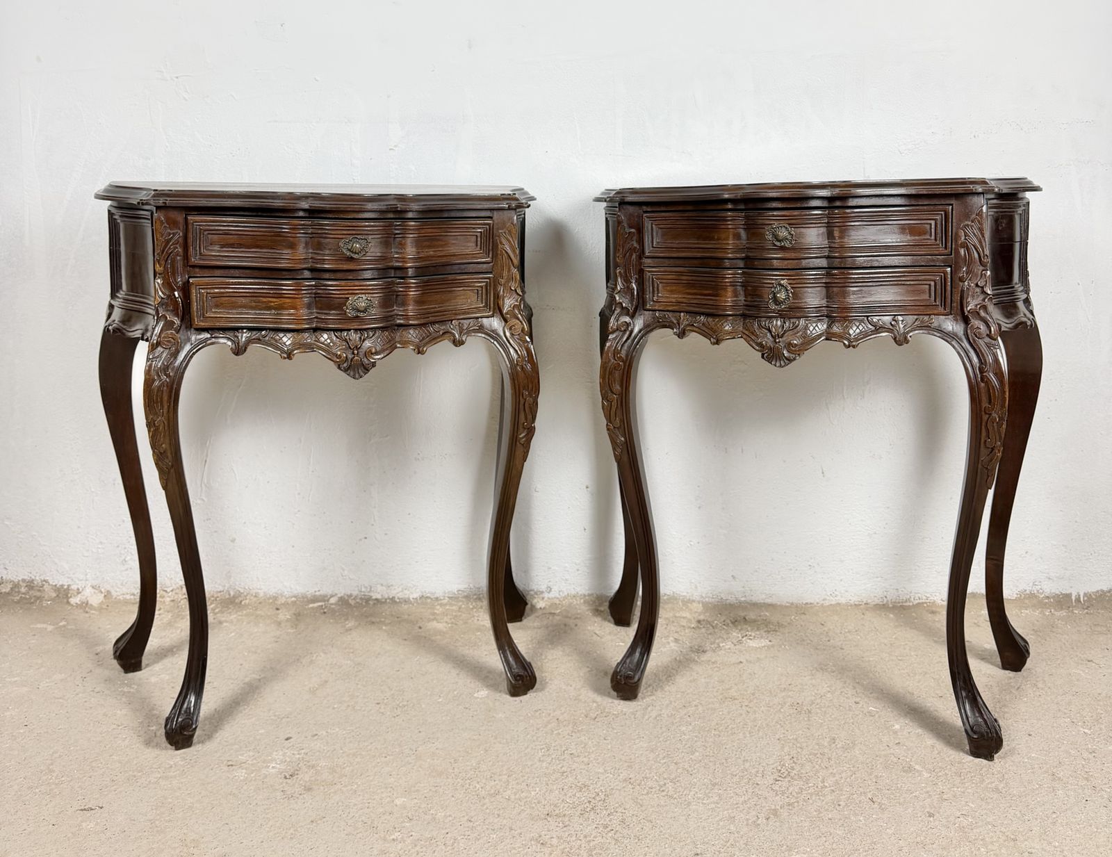 Paar Franse Louis XV Stijl Bombe Nachtkastjes Met Twee Lades photo Meubels