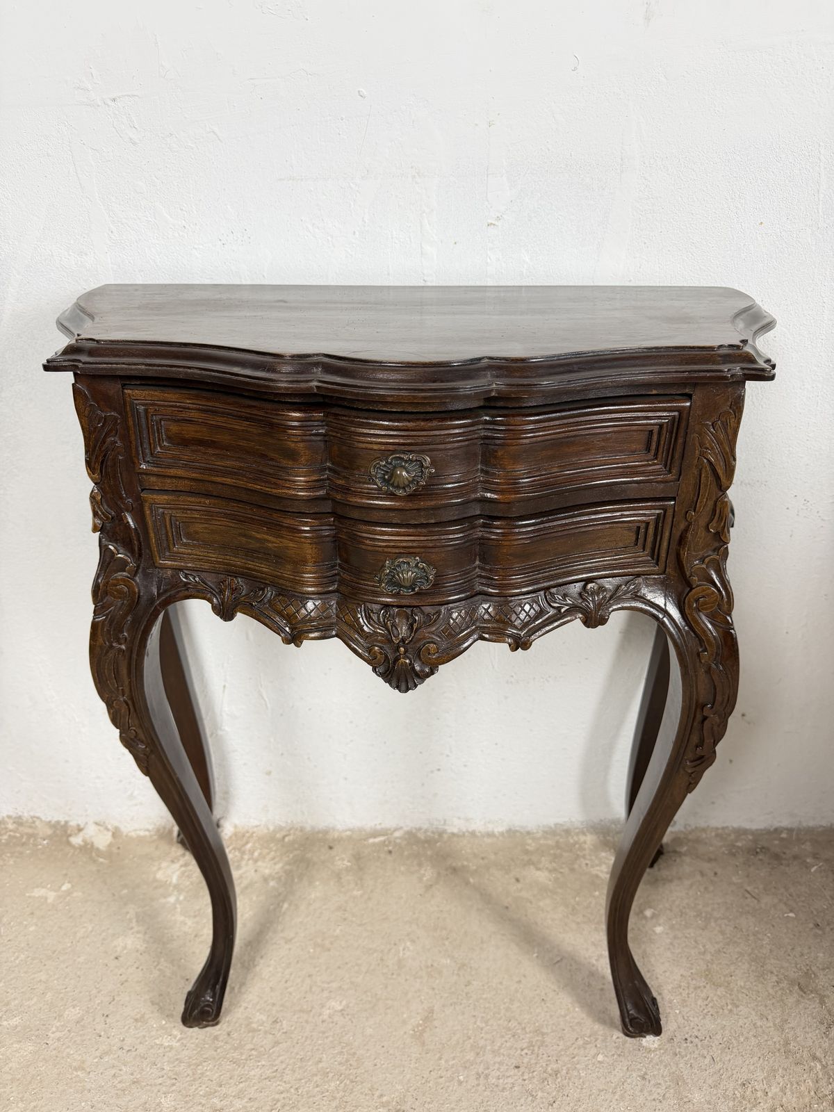 Paar Franse Louis XV Stijl Bombe Nachtkastjes Met Twee Lades photo vinterior
