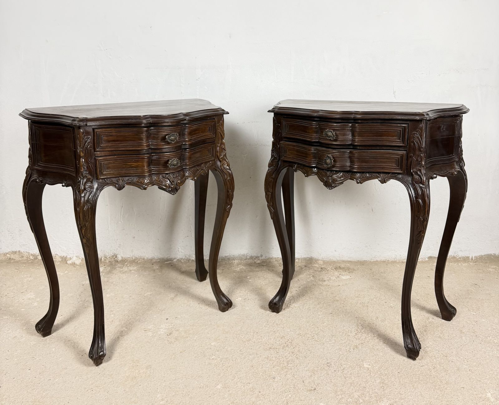 Paar Franse Louis XV Stijl Bombe Nachtkastjes Met Twee Lades photo vintage