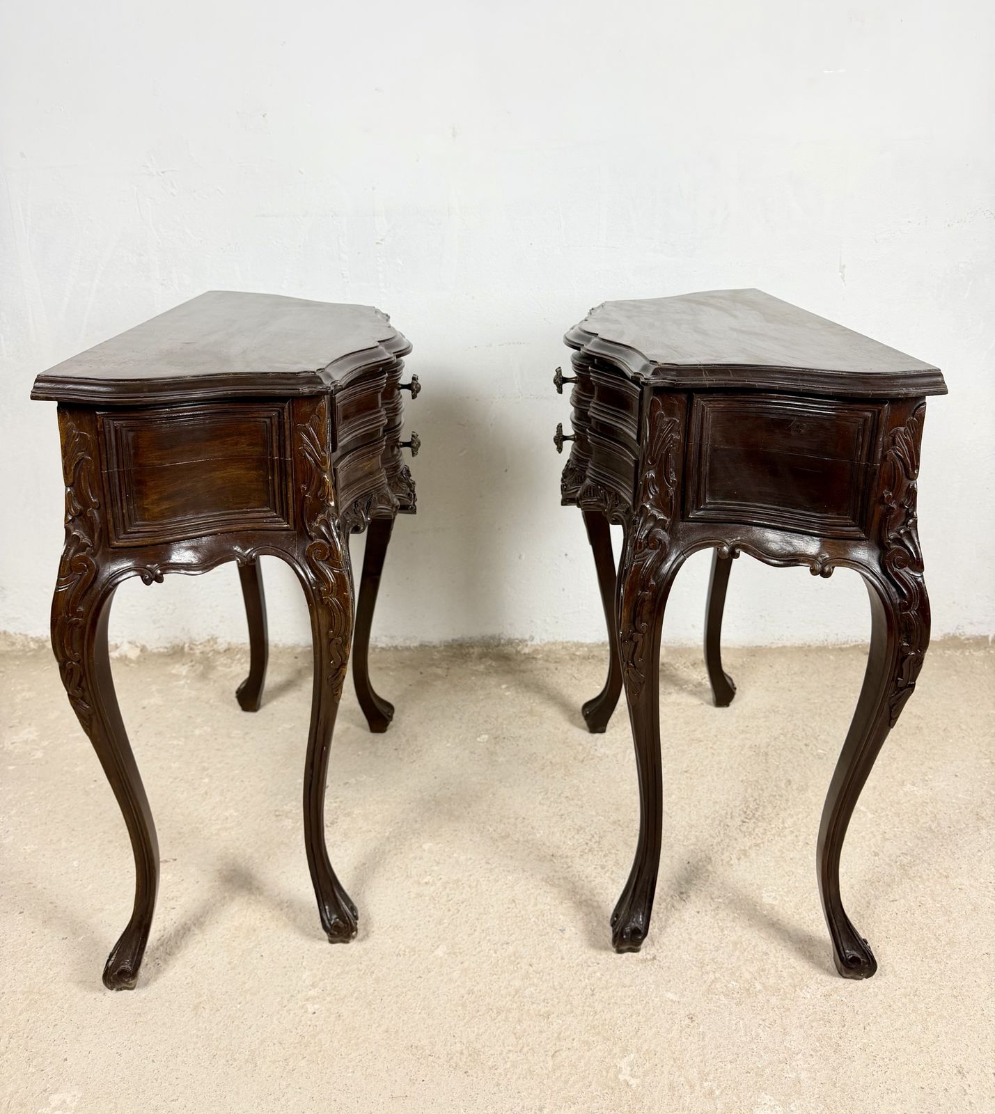 photo furniture Paar Franse Louis XV Stijl Bombe Nachtkastjes Met Twee Lades