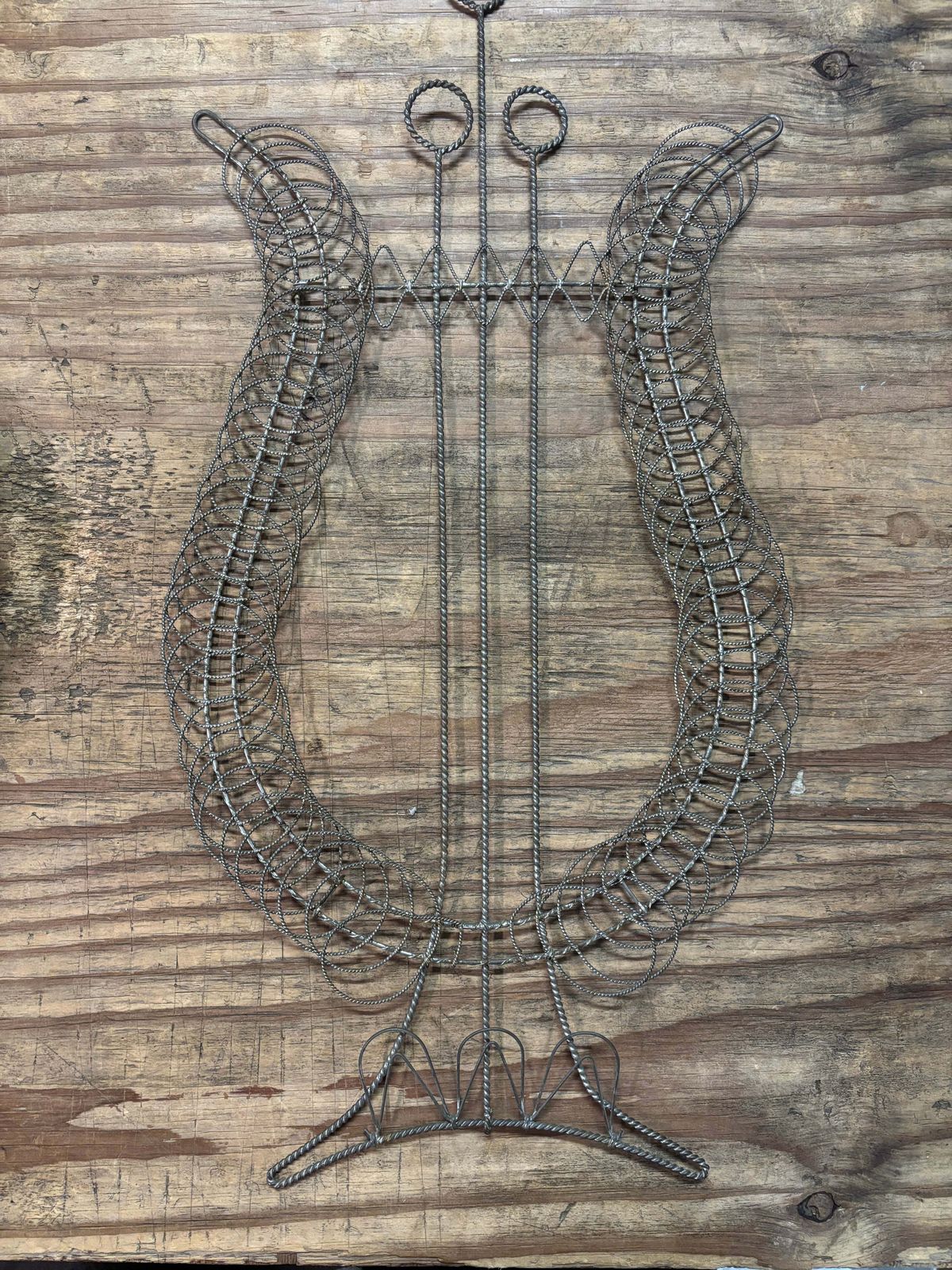 Antiek draadsculptuur ornamenteel standaard