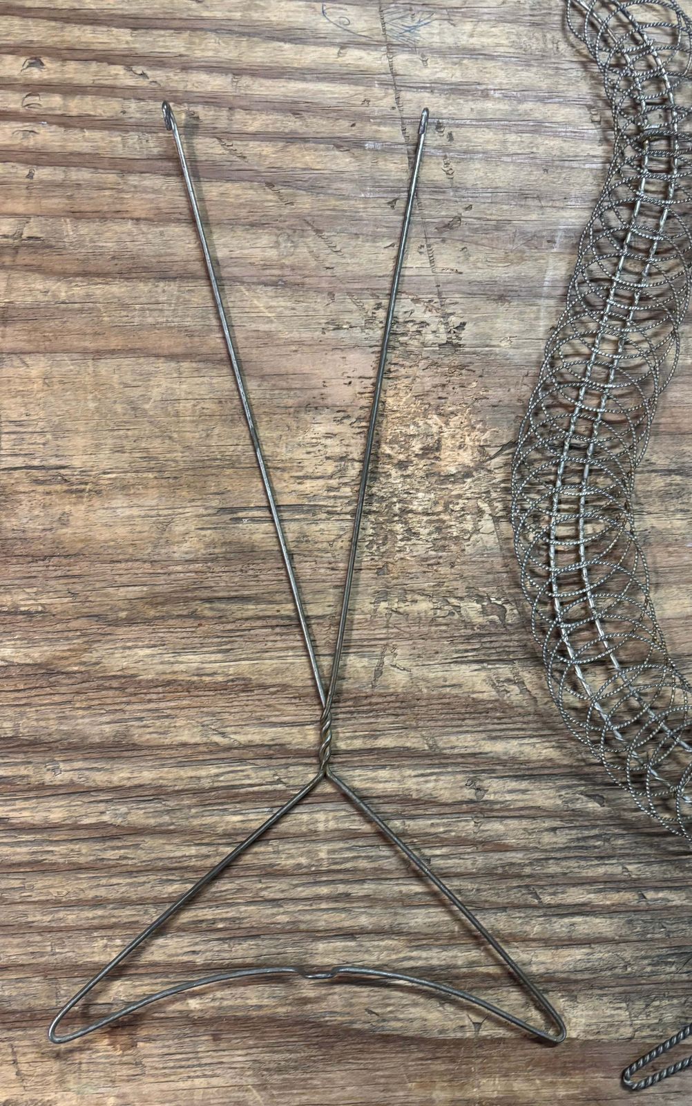 Antiek draadsculptuur ornamenteel standaard photo vinterior