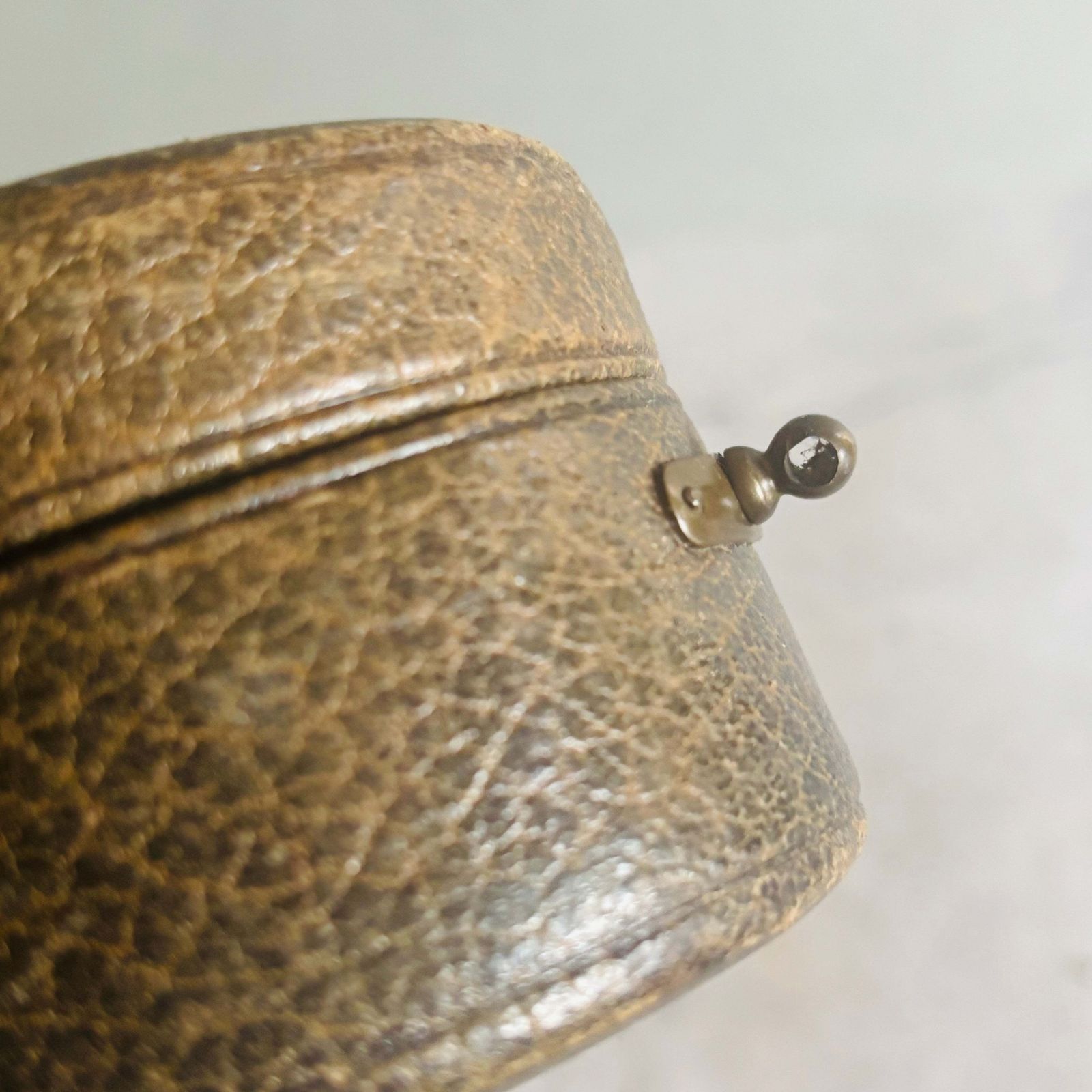 Antiek leren doosje met kwastje photo Woonaccessoires