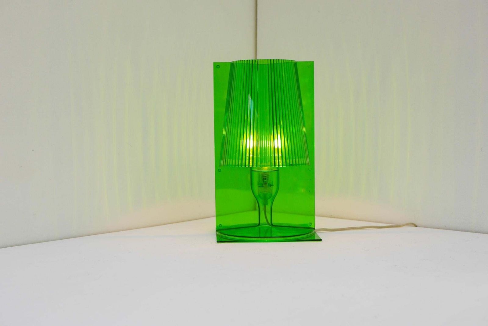 photo furniture Kartell Take tafellamp Ferruccio Laviani groen transparant polycarbonaat 2003