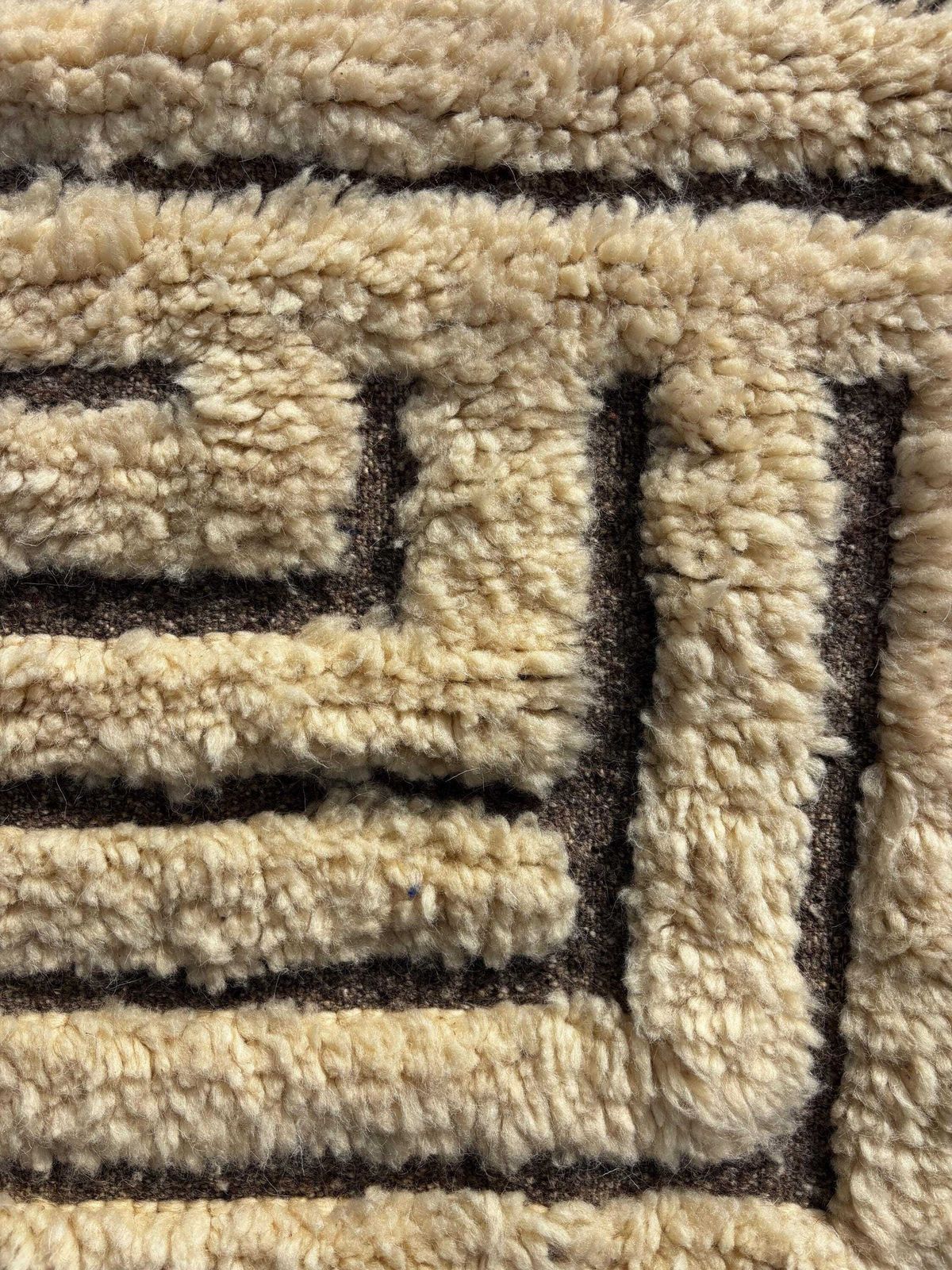 photo for sale Klein handgemaakt Marokkaans Mrirt wollen vloerkleed 100x160 cm, wit minimalistisch geometrisch ontwerp, luxe Berber vloerkleed, modern boho interieur