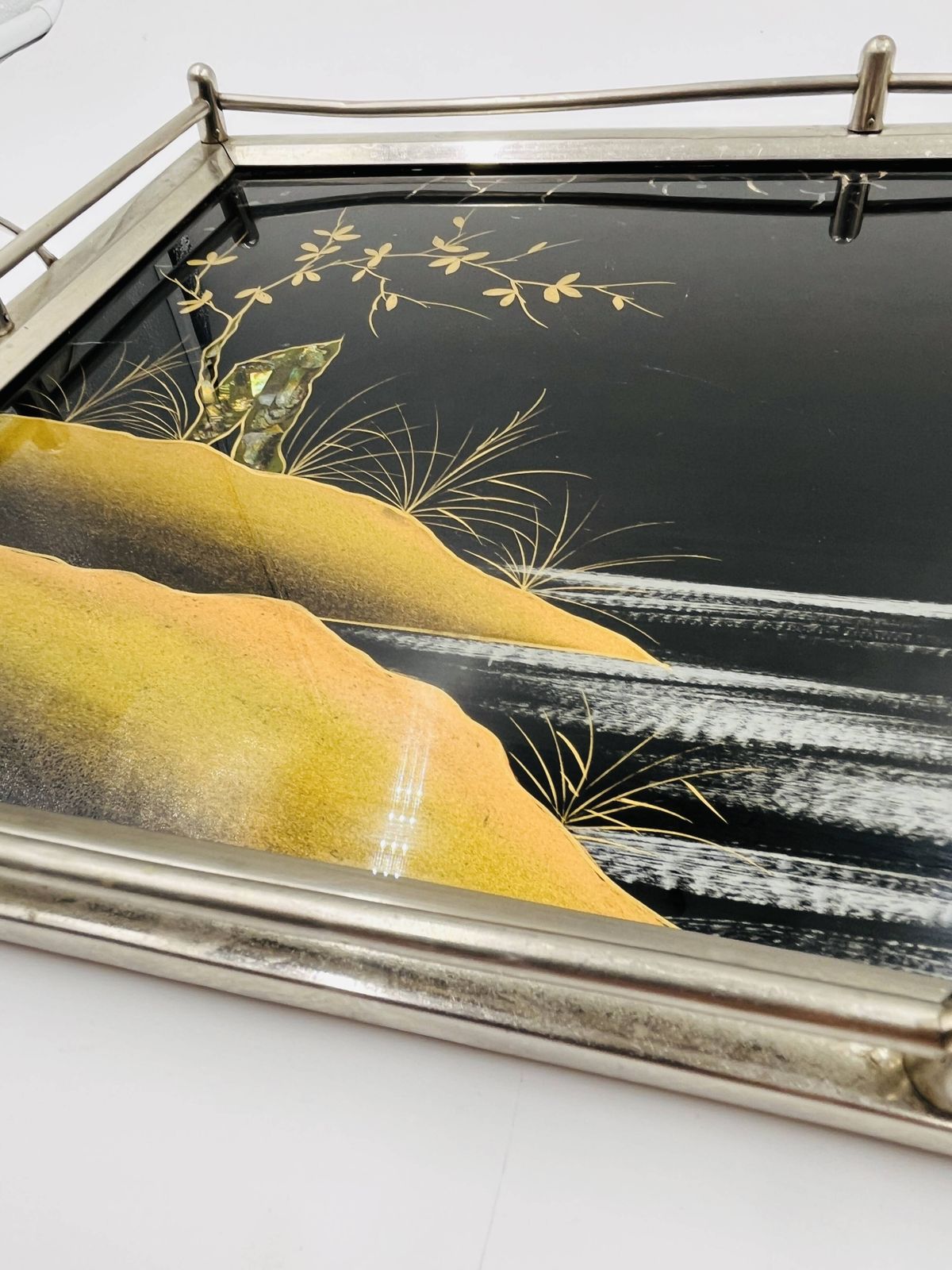 photo furniture Art Deco dienblad, beschilderd glas en parelmoer