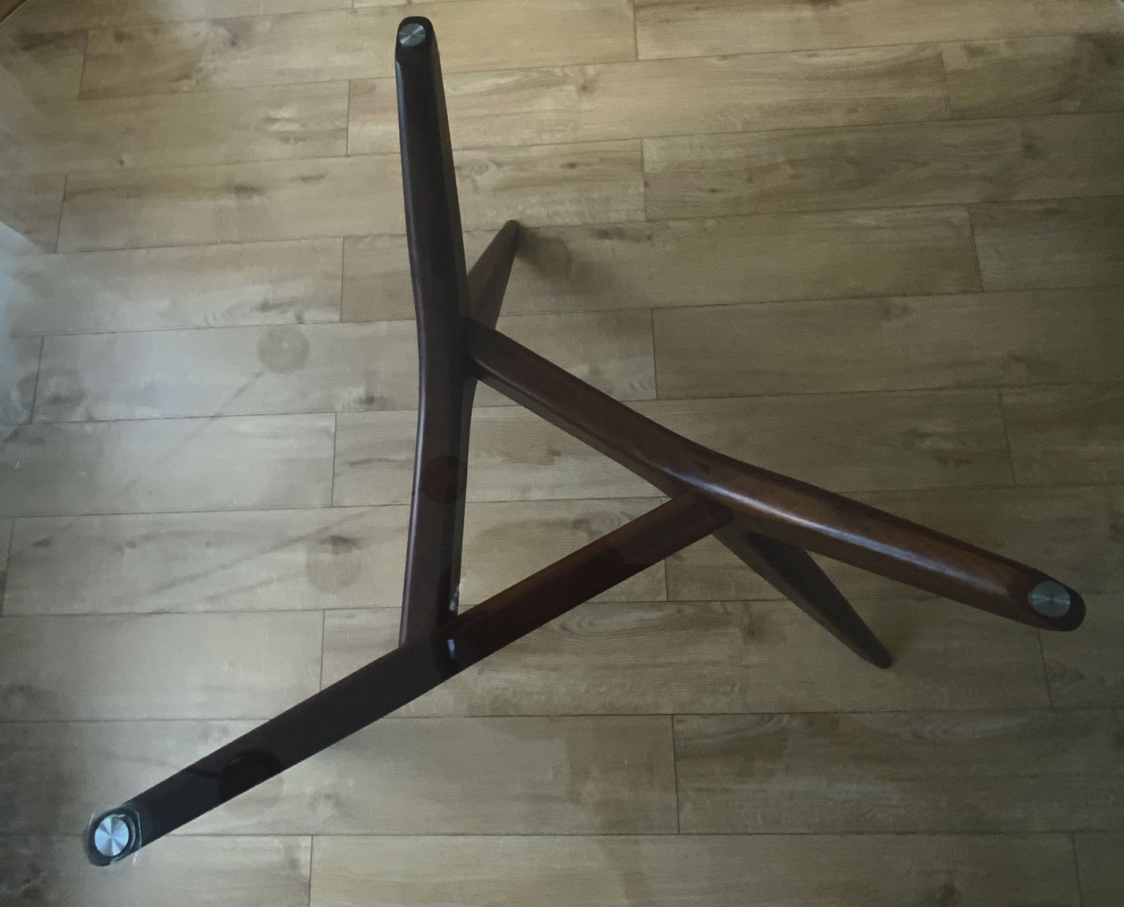 Ronde glazen tafel met massief walnoten onderstel, naturel donker hout photo furniture