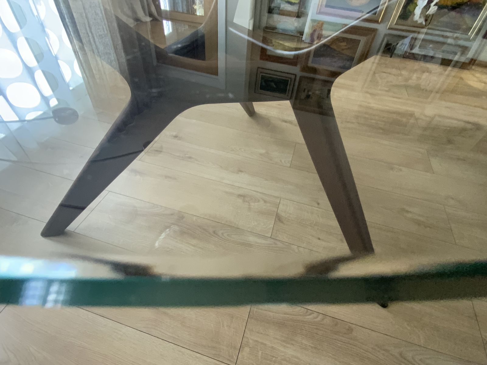 Ronde glazen tafel met massief walnoten onderstel, naturel donker hout photo Meubels